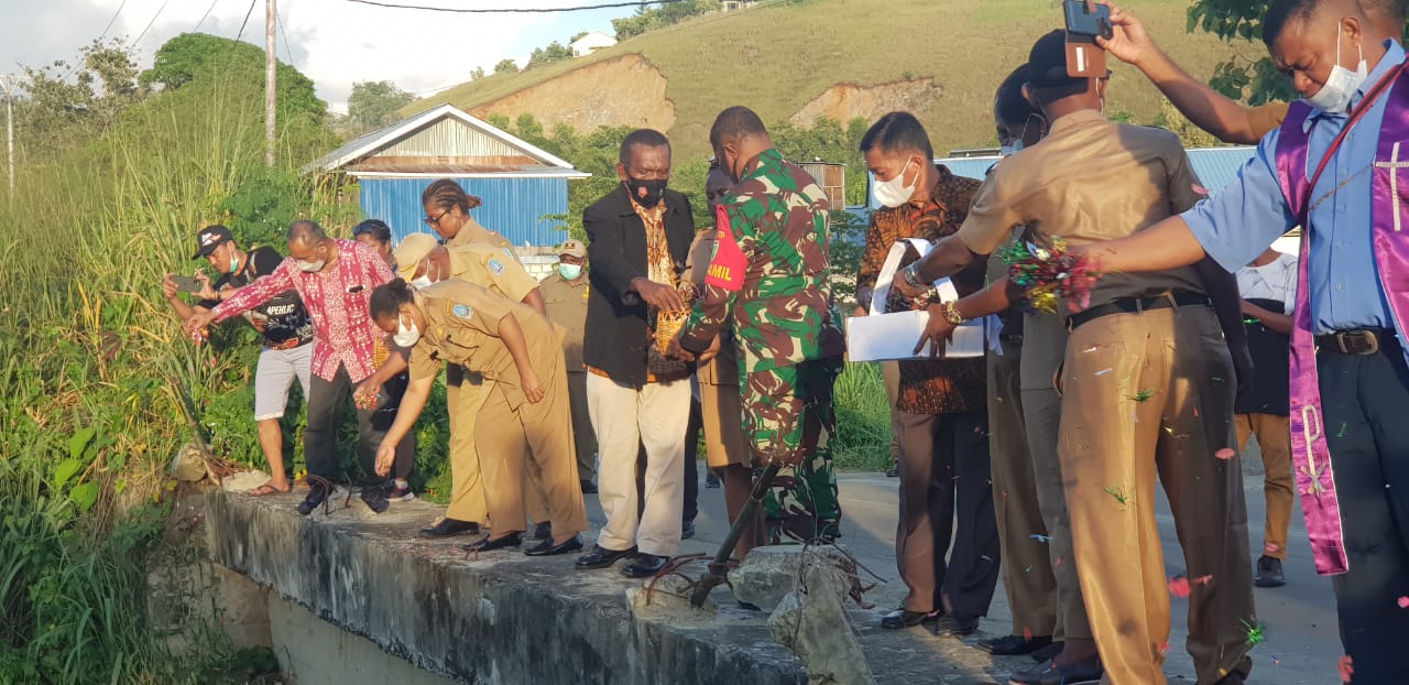 Kegiatan tabur bunga di Sungai Kemiri, Sentani, Kabupaten Jayapura, Selasa (16/3/2021) sebelum dilaksanakan ibadah syukur.