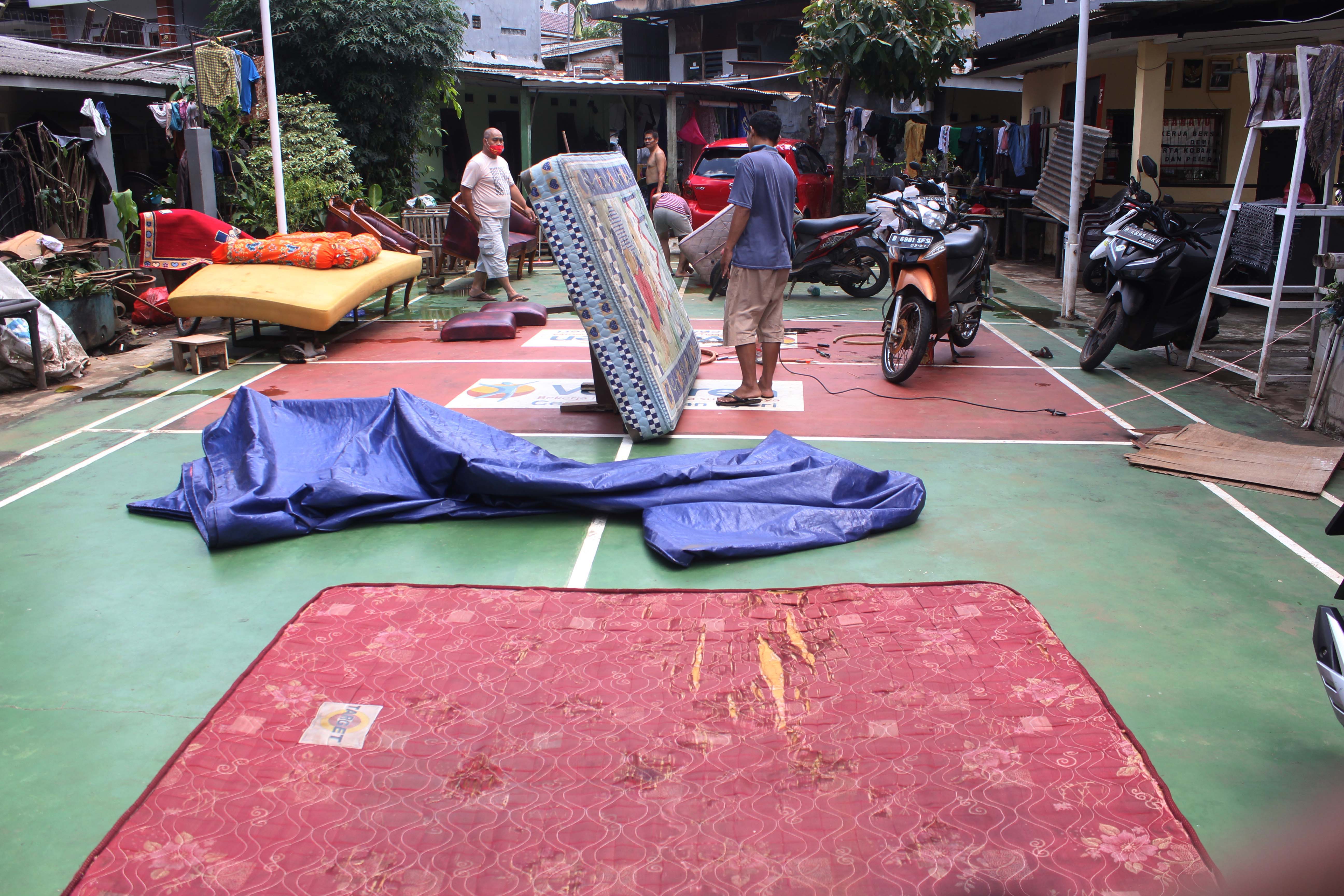 Datangi Balai Kota DKI, Korban Banjir Tuntut Ganti Rugi ke Anies