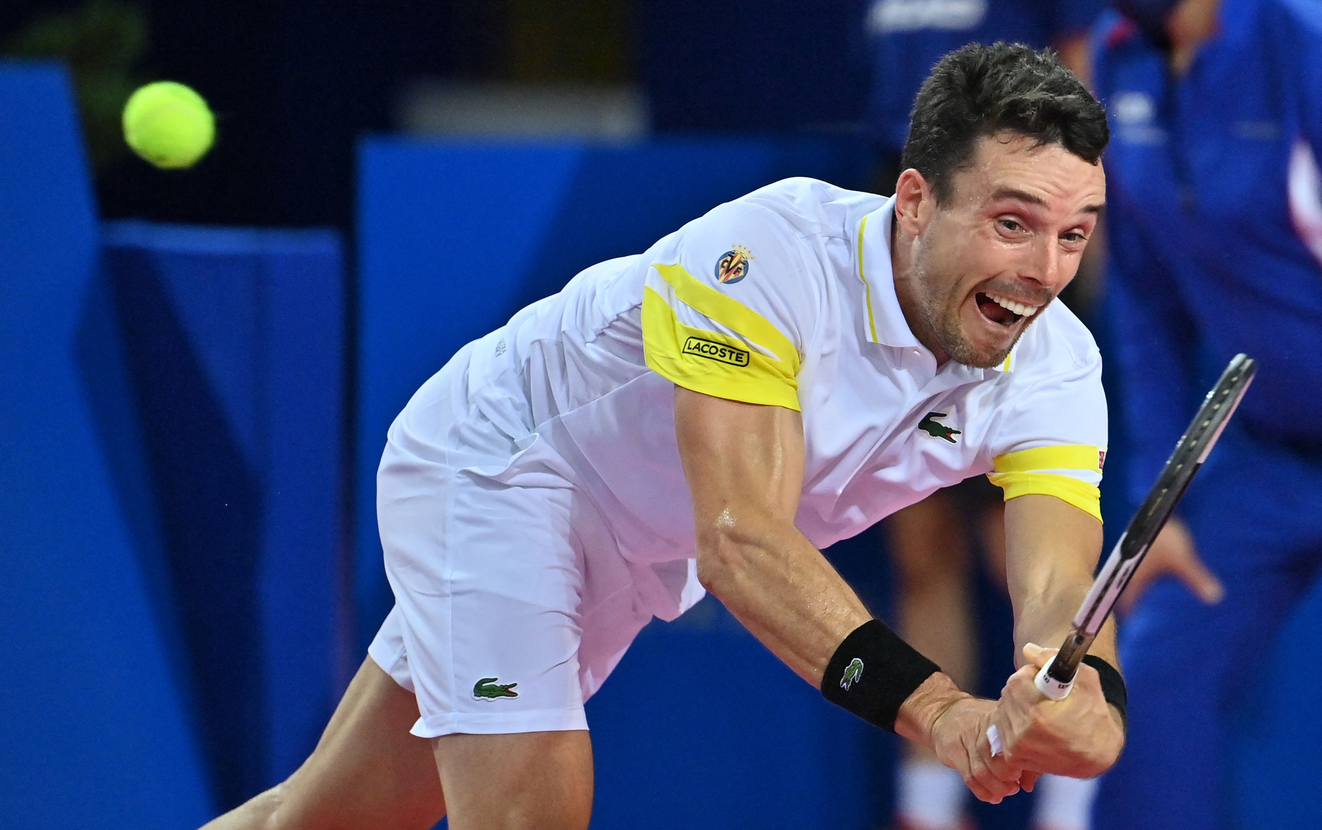 Petenis Spanyol Roberto Bautista Agut beusaha mengembalikan ke arah lawannya.