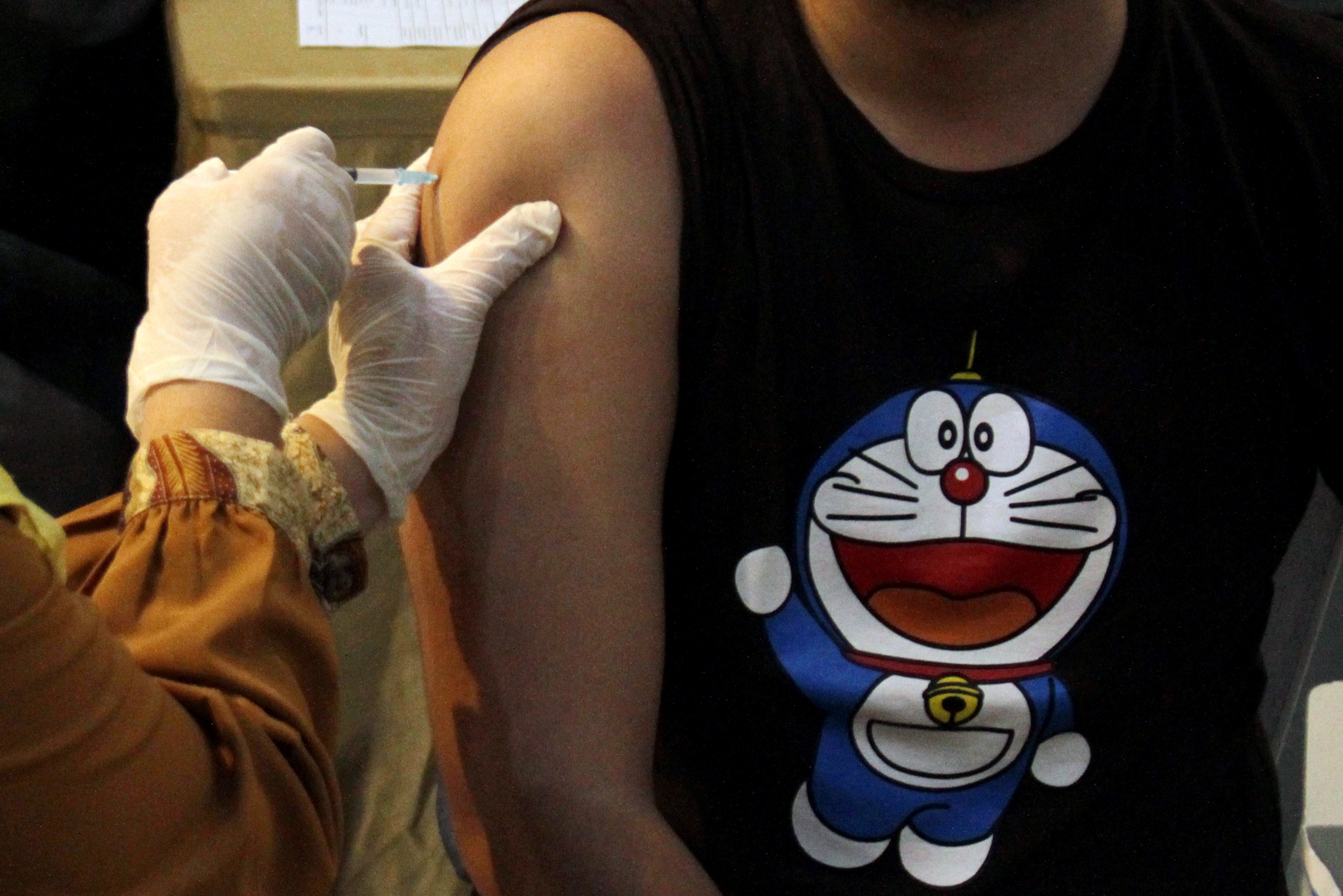 Anggota Perhimpunan Hotel dan Restoran Indonesia Sulsel menerima suntikan vaksin covid-19 di Makassar, Sulawesi Selatan, Jumat (19/3).