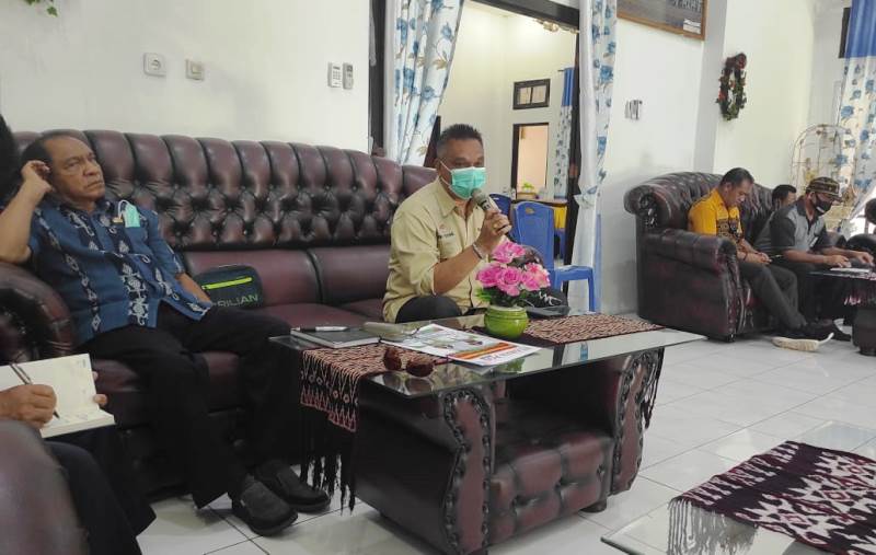 BUPATI Sikka Fransiskus Roberto Diogo sedang memberikan keterangan pers, Selasa (16/3)