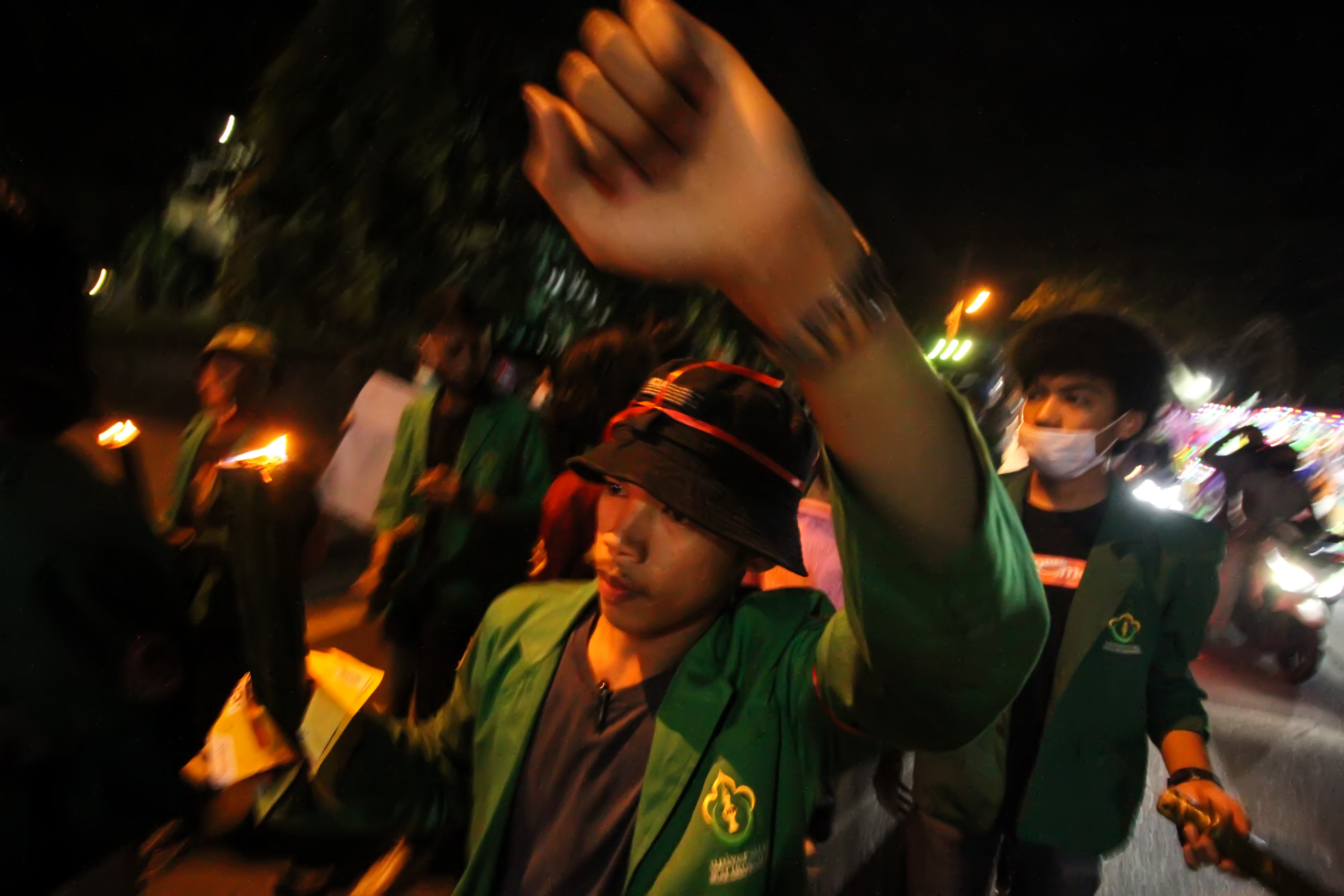 Sejumlah mahaswa menggelar aksi pawai obor memperingati Hari Hak Asasi Manusia (HAM) Sedunia.