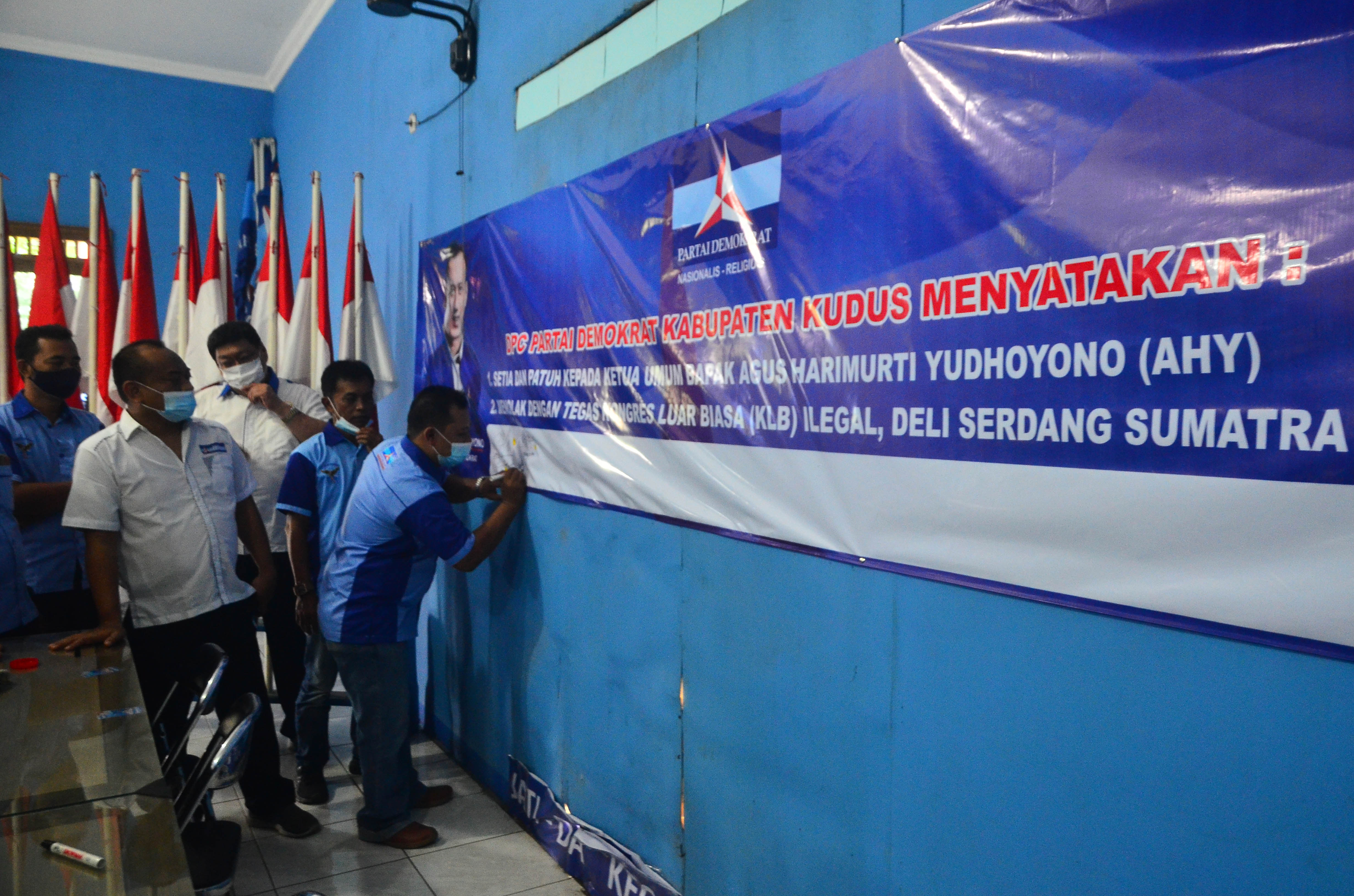 Sejumlah kader Partai Demokrat membubuhkan tanda tangan saat pernyataan menolak Kongres Luar Biasa (KLB) Partai Demokrat di Kudus, Jateng.