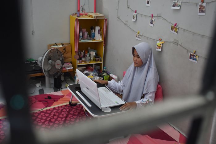 Mahasiswa di Madiun melaksanakan kuliah daring selama pandemi covid-19  