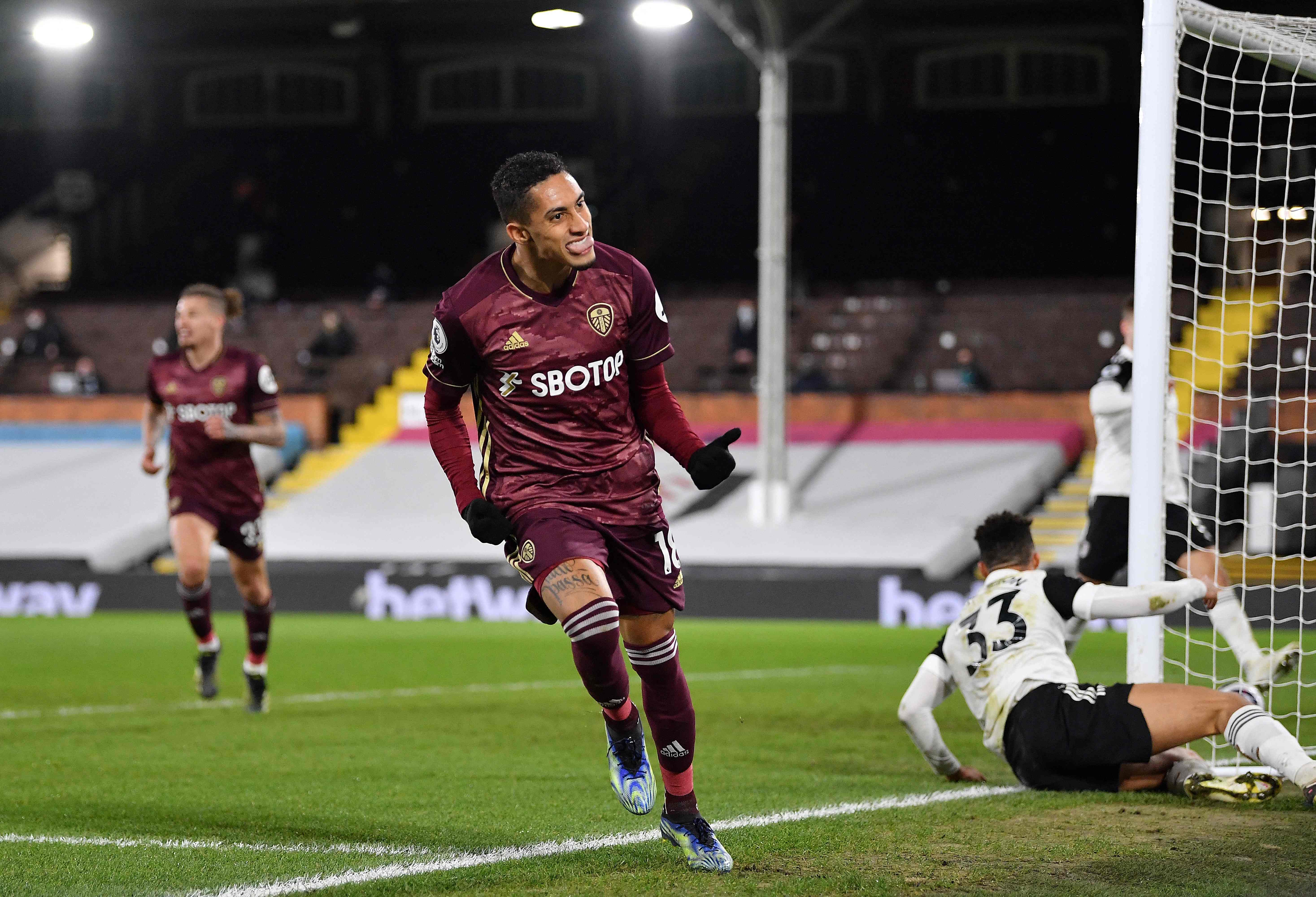 Gelandang Leeds United Rapinha melakukan selebrasi usai mencetak gol ke gawang Fulham di laga Liga Primer Inggris.