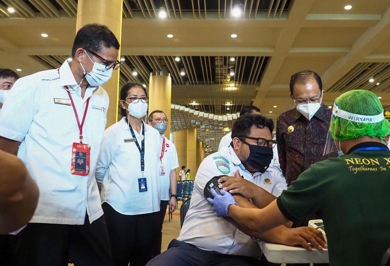 Menparekraf Sandiaga Uno meninjau pelaksanaan vaksinasi ribuan petugas Bandara Internasional Ngurah Rai, Bali, Senin (22/3/2021).