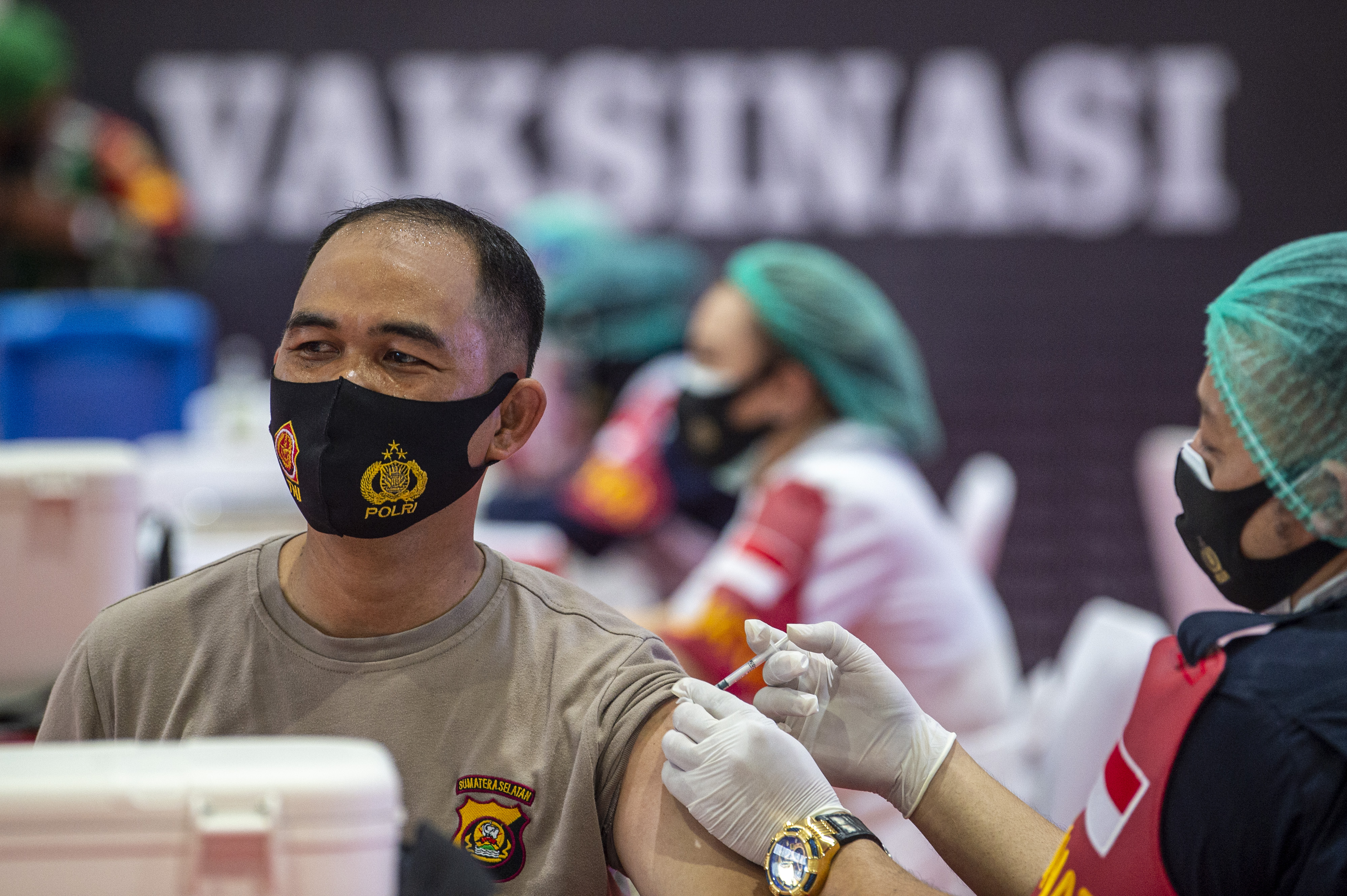 Vaksinasi Covid-19 pada anggota Polri