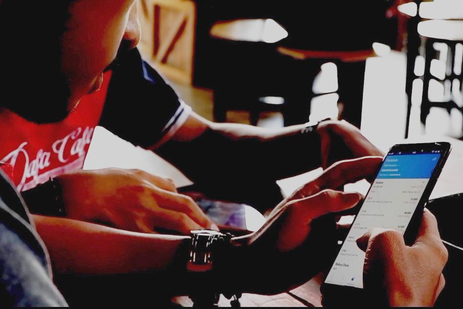 Warga mengakses platform Ajaib