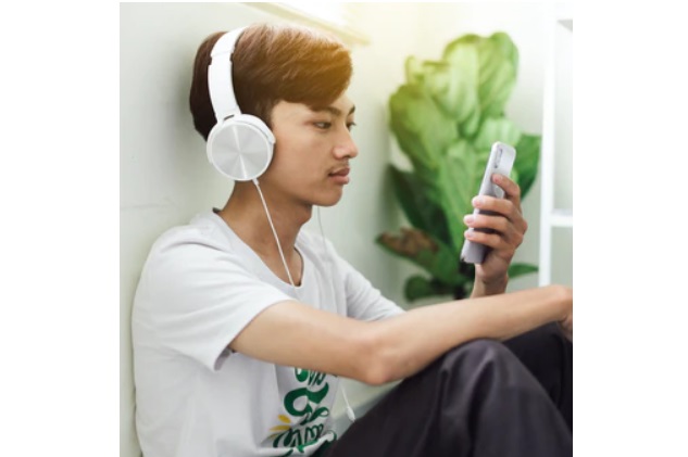 Penelitian menyebutkan jika remaja yang kesepian rentan kecanduan internet.