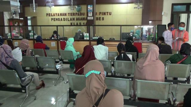 Para pemohon kasus perceraian di Pengadilan Agama (PA) Kabupaten Brebes, Jateng, Senin (8/3)