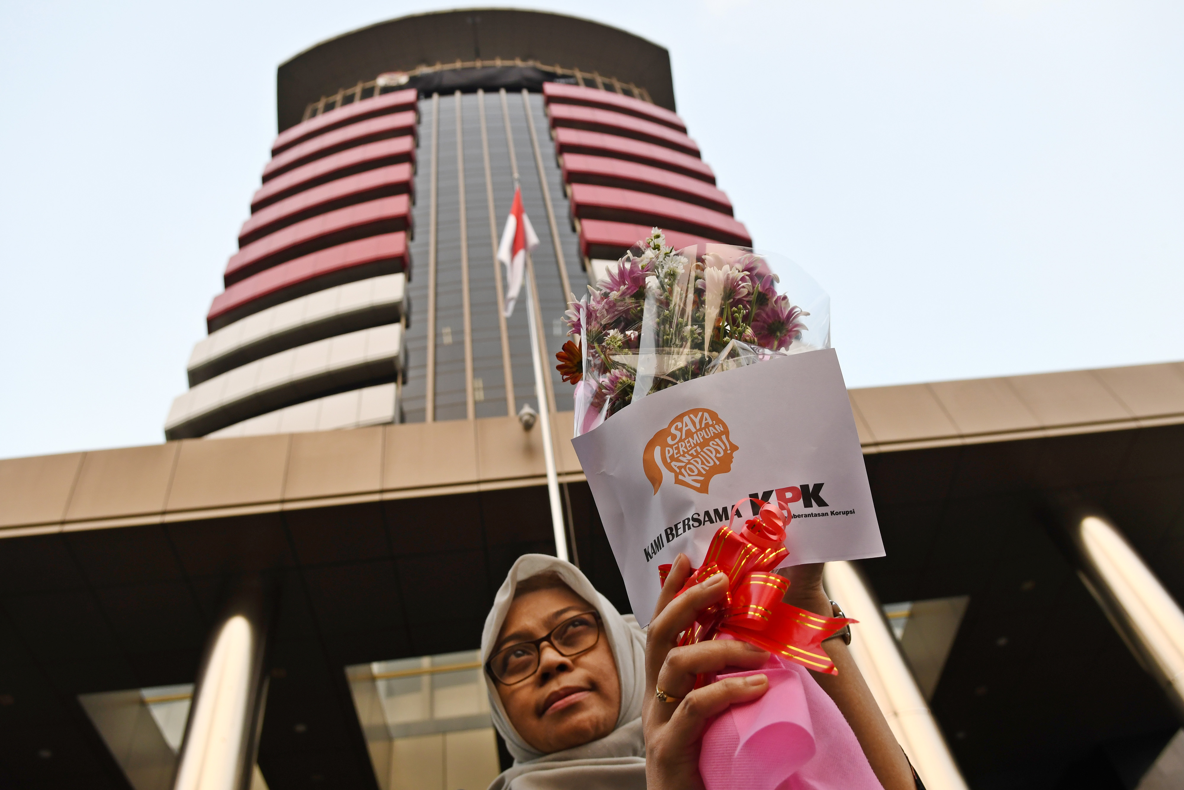 Sejumlah aktivis Saya Perempuan Anti Korupsi membawa bunga dalam aksi damai di depan Gedung Komisi Pemberantasan Korupsi Jakarta.
