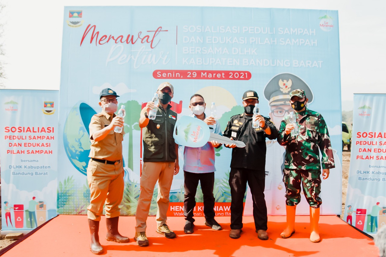  Manajemen Le Minerale, pejabat di lingkungan Pemkab Bandung Barat dan pejabat Kodam Siliwangi sesuai bergotong royong di Sungai Citarum.