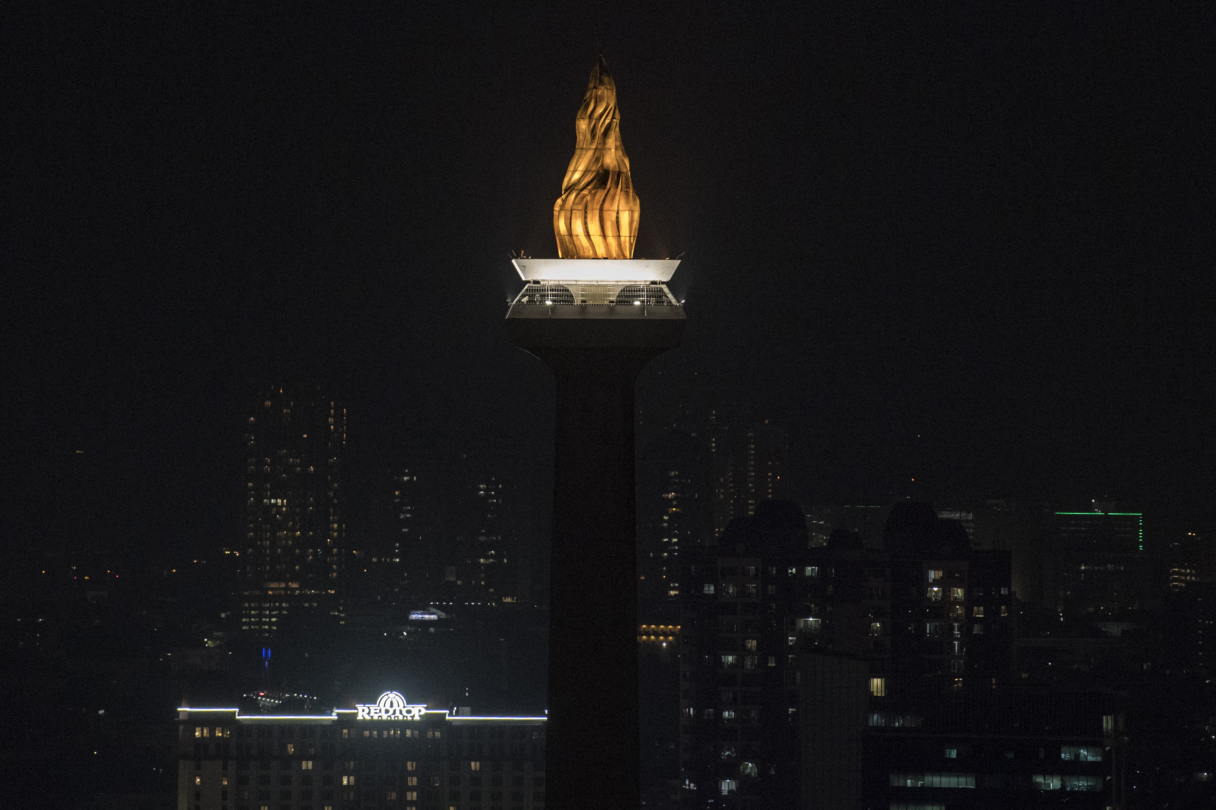 Suasana Monas yang penerangannya dipadamkan saat berlangsung Earth Hour di Jakarta, Sabtu (30/3/2019)