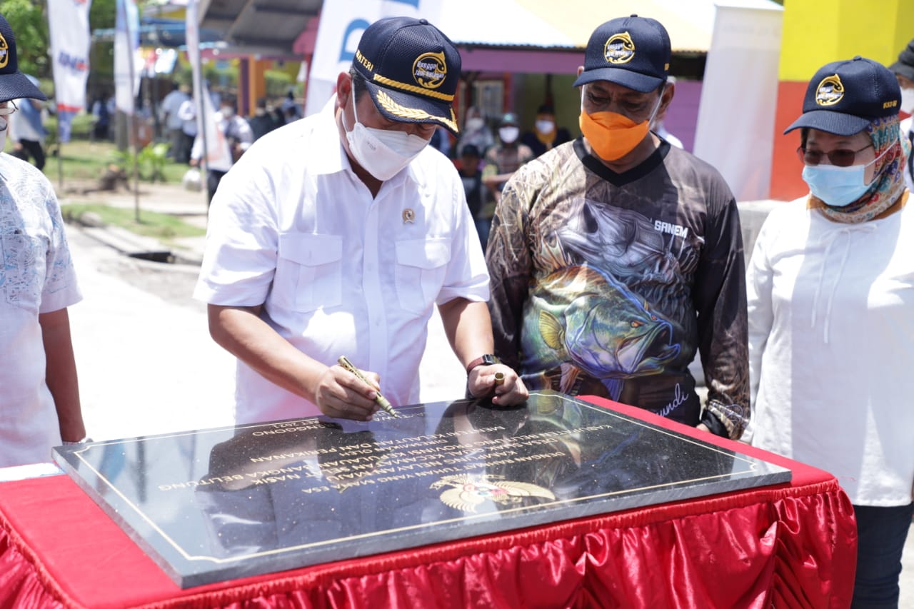 Menteri KKP Sakti wahyu Trenggono menandatangani prasasti Desa Nelayan Maju