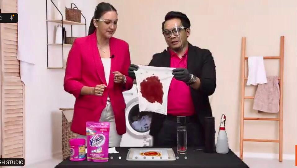 Brand ambassador Vanish Indonesia Donna Agnesia sedang mempraktikkan membersihkan noda pada pakaian dengan formula baru.