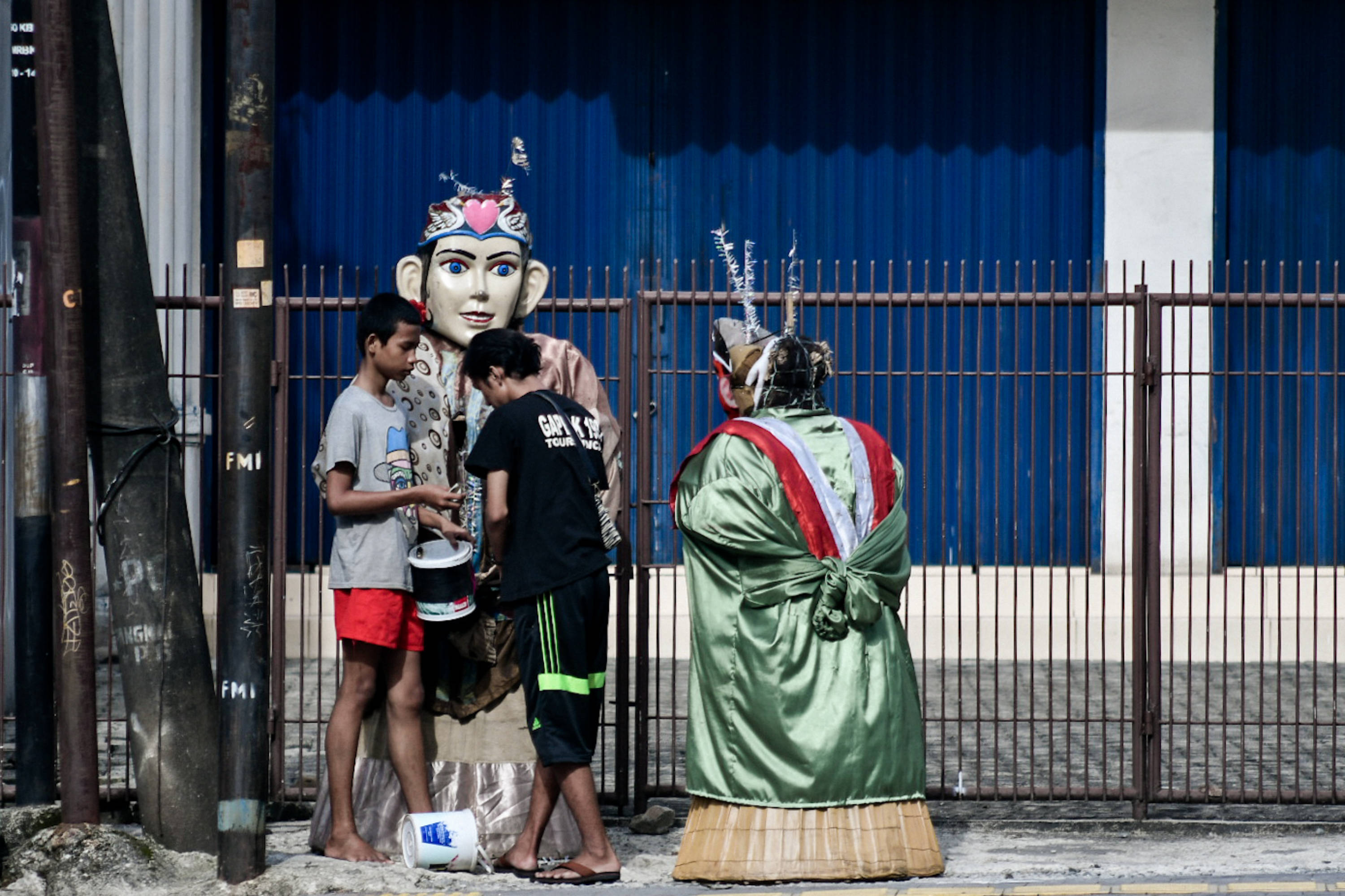 Pengamen ondel-ondel beraksi di sekitar kawasan Taman Puring, Jakarta.