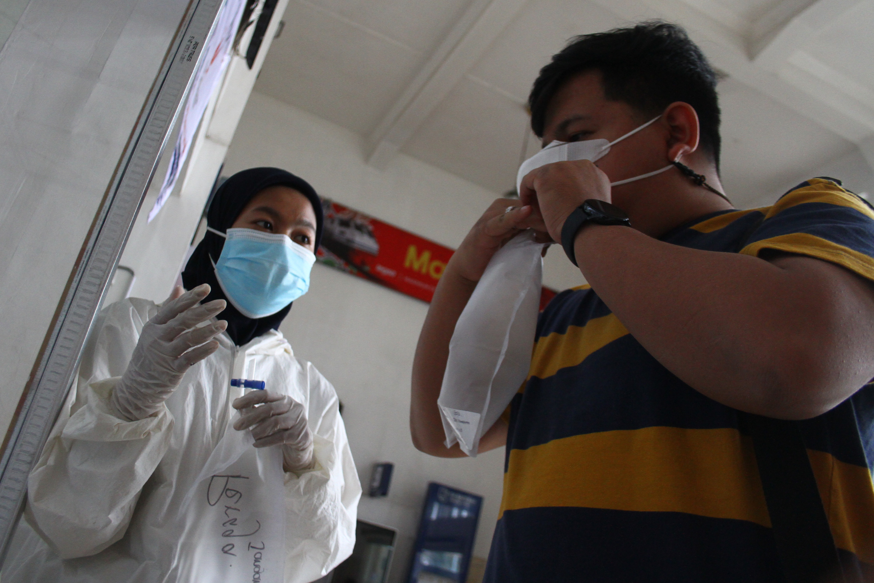 Calon penumpang menjalani tes cepat COVID-19 dengan alat Genose C19 di Stasiun Kotabaru, Malang, Jawa Timur, Senin (1/3).