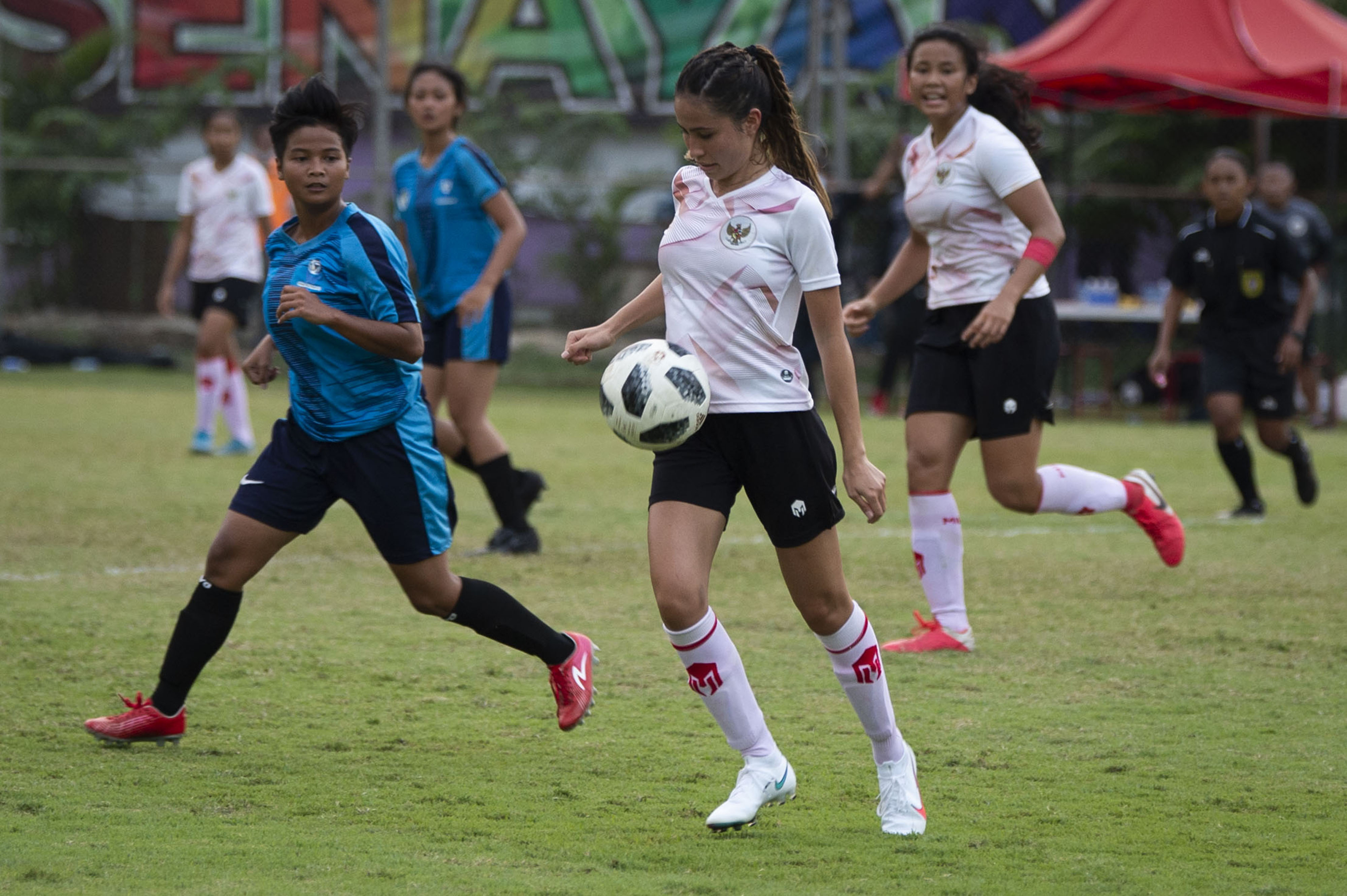 Pesepak bola Timnas putri Indonesia Sabreena Dressler (tengah) 