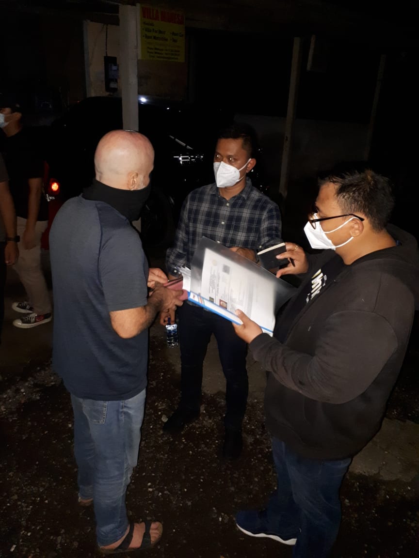 Petugas Imigrasi menangkap WNA Australia karena mengiklankan kelas yoga hingga orgasme.