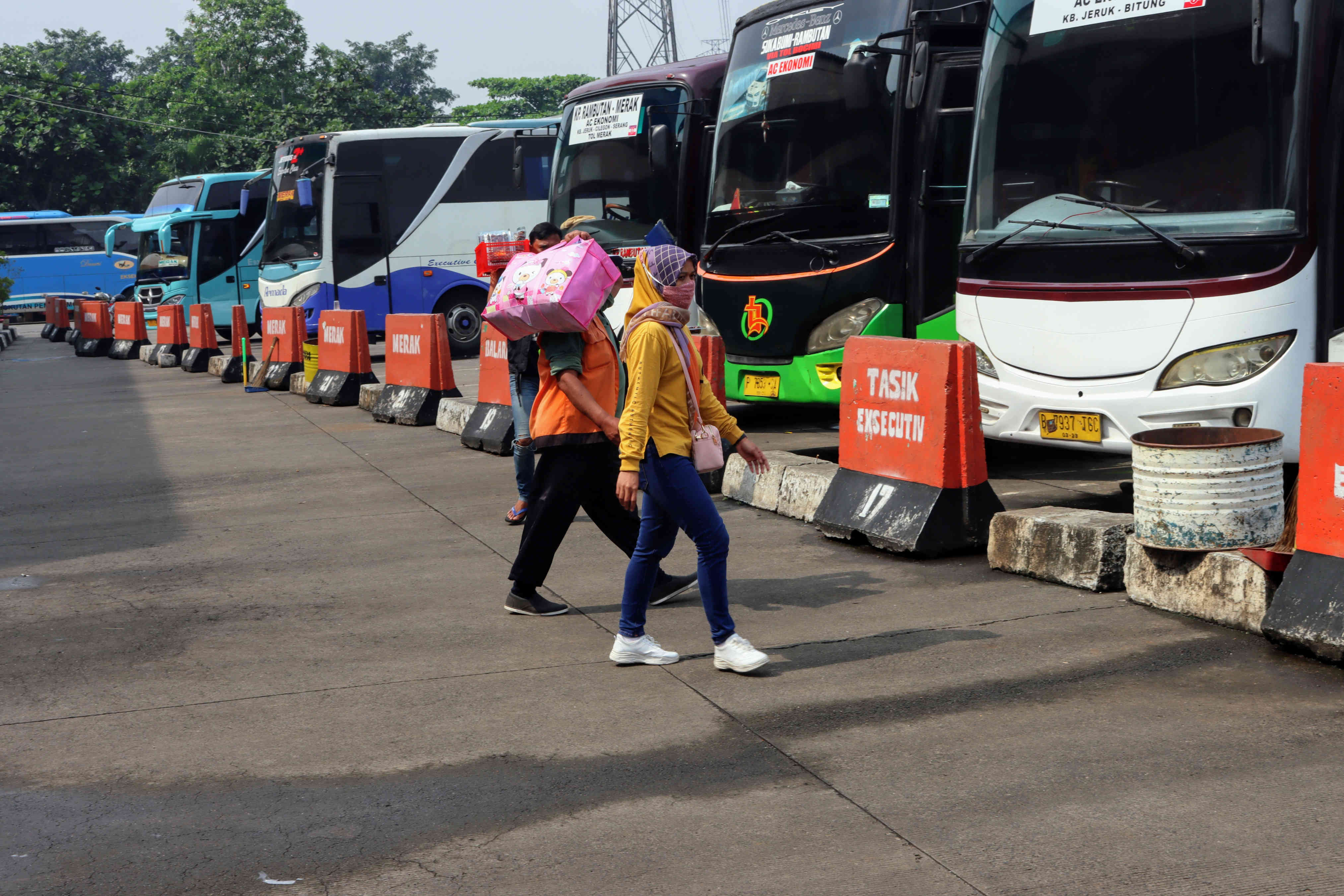 Calon penumpang berjalan menuju bus di Terminal Kampung Rambutan, Jakarta, Sabtu (27/3/2021). 