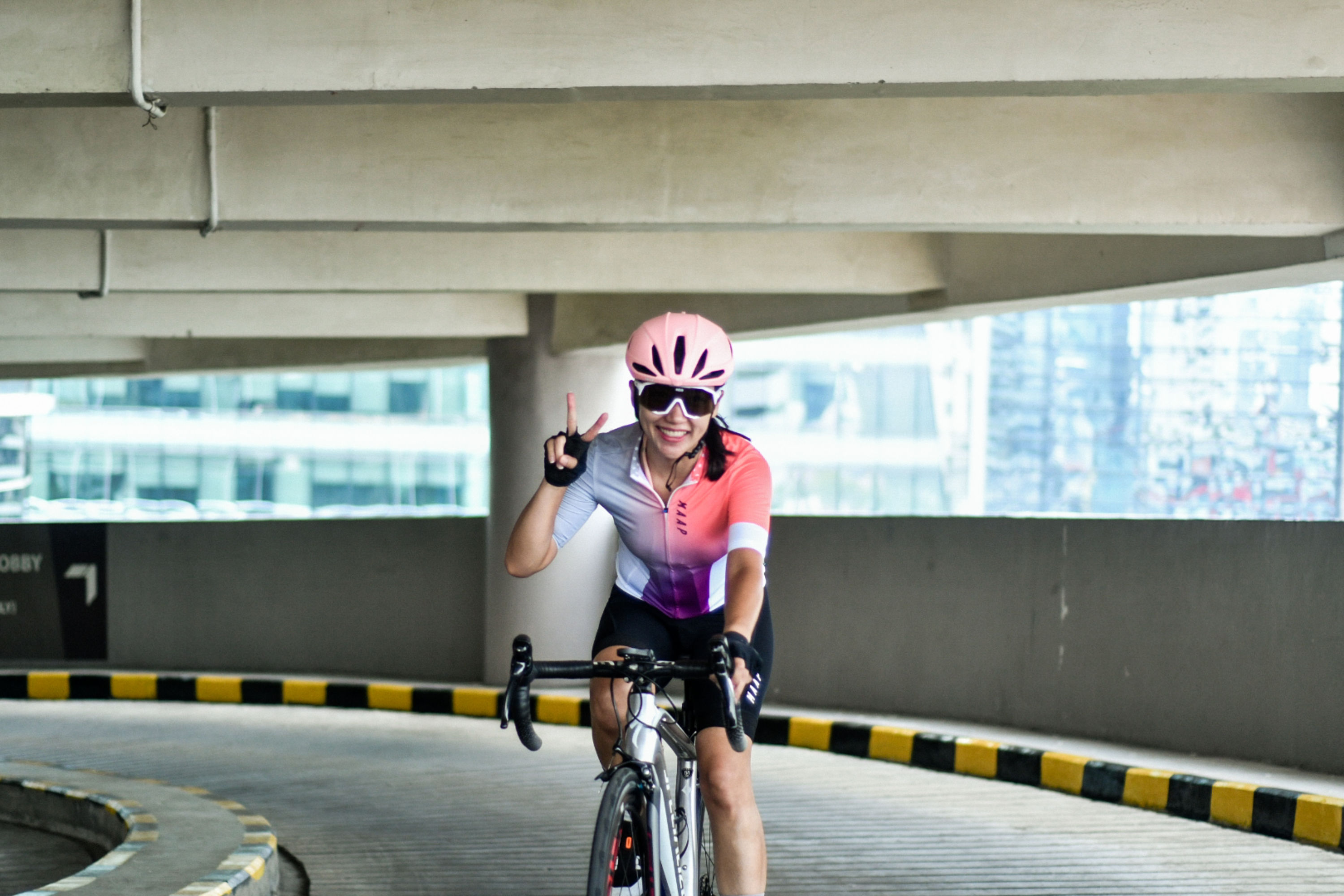 Seorang warga sedang gowes di kawasan Kuningan City, Jakarta Selatan, beberapa waktu lalu.