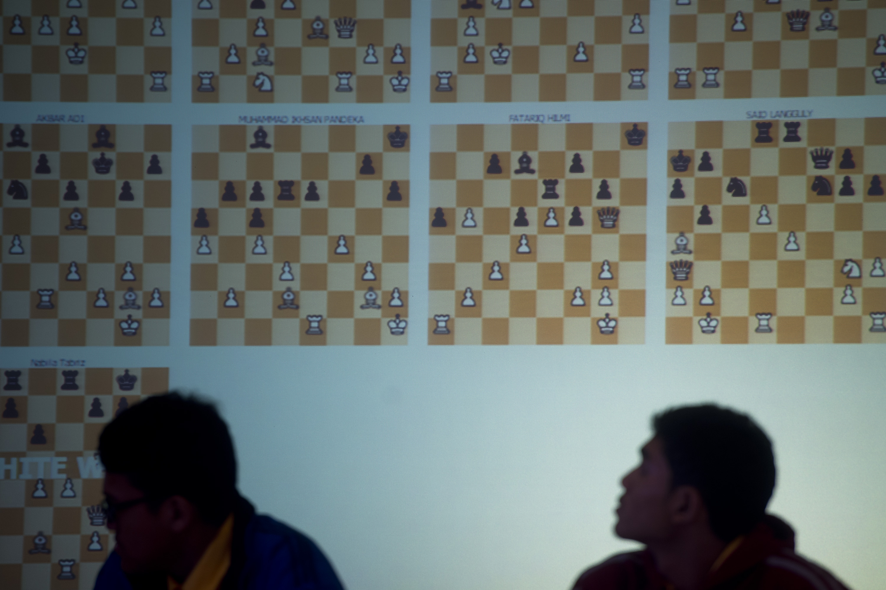 Dua pecatur melihat layar saat mengikuti Indosat Grand Master Chess Match 2015 di Jakarta.