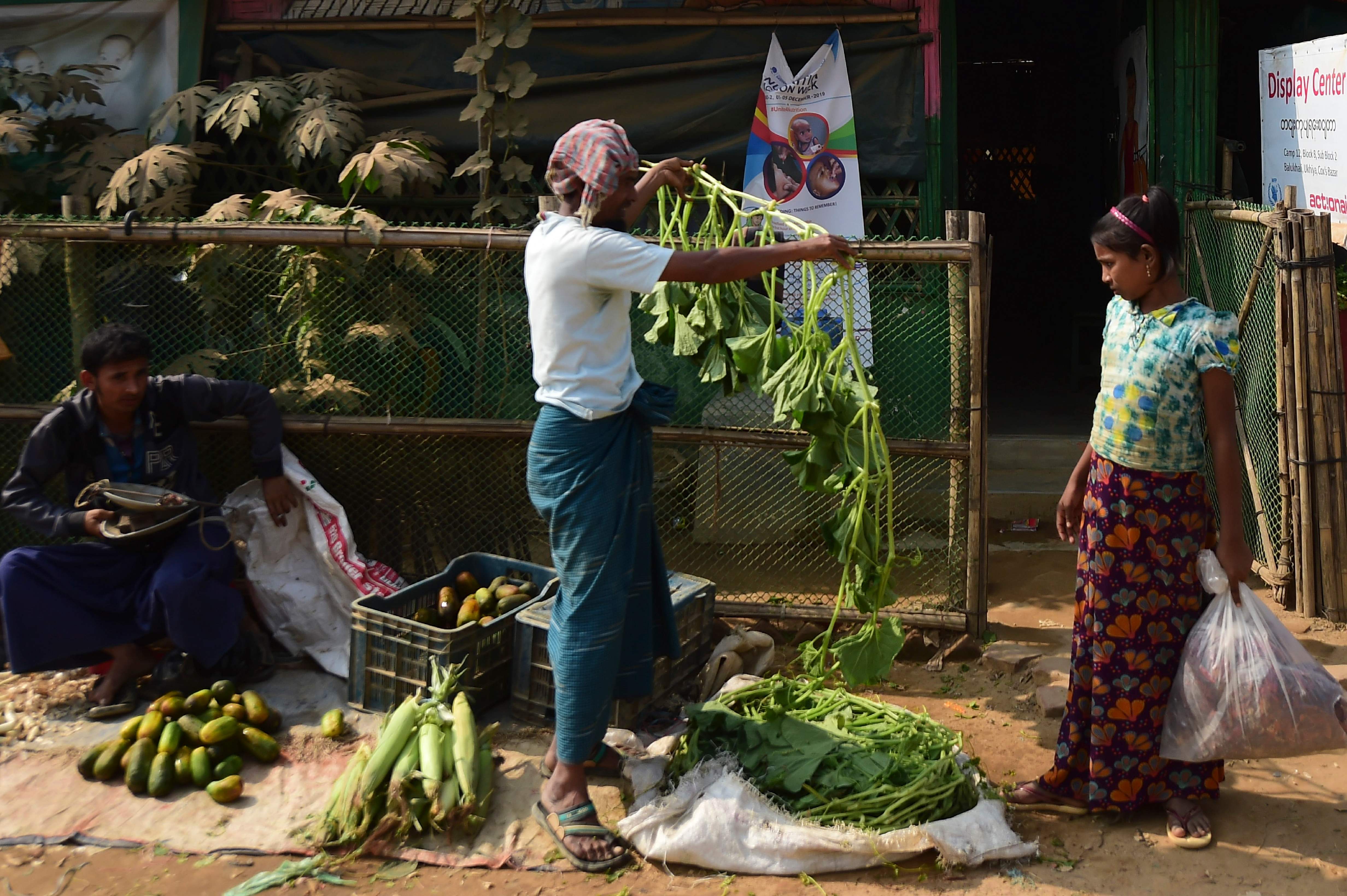 Suasana sebelum terjadi kebakaran di kamp Balukhali, Bangladesh, tampak pengungsi etnik Rohingya berbelanja.