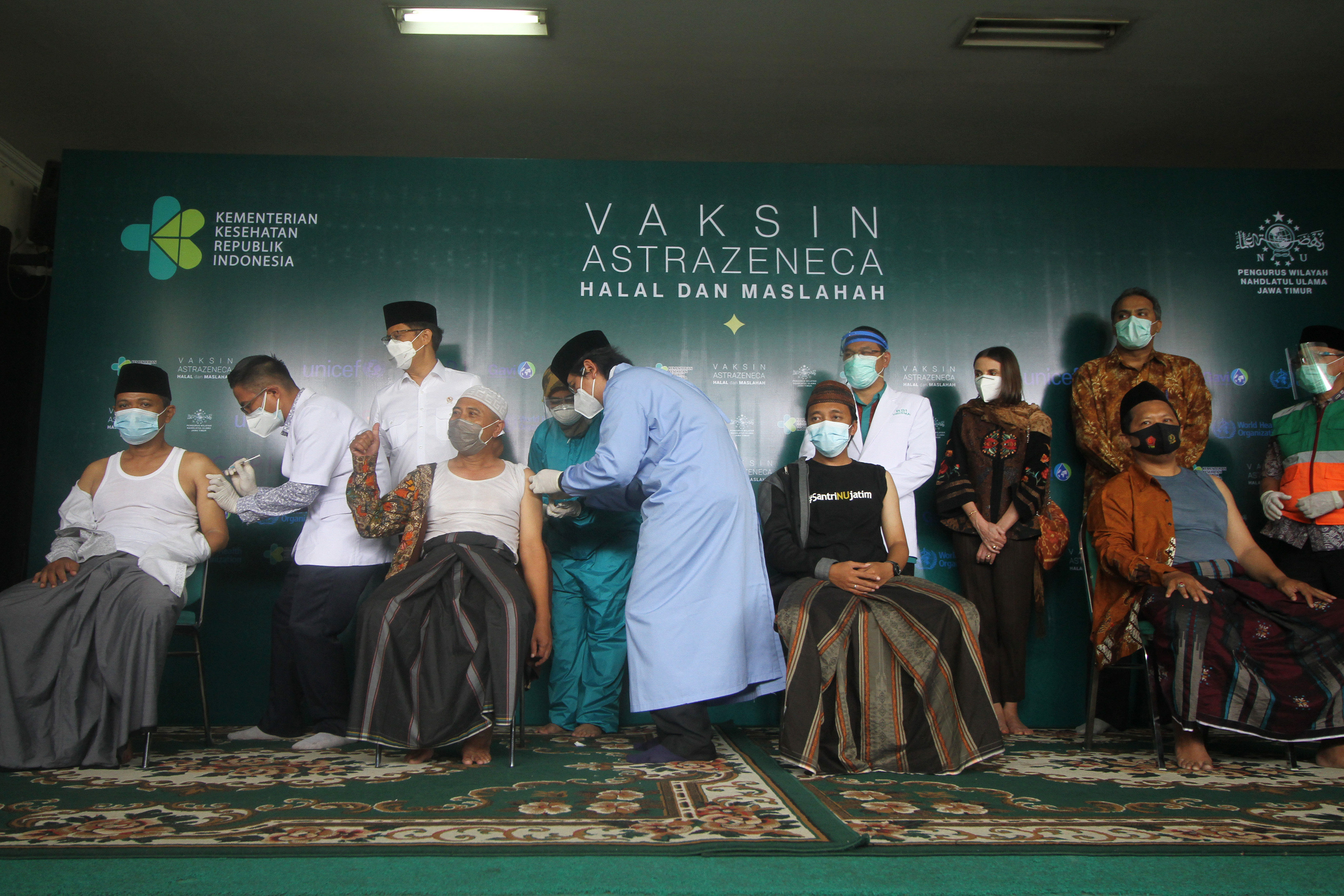 Proses vaksinasi covid-19 Astrazeneca pada kyai muda Nahdlatul Ulama (NU) di Kantor PWNU Jatim di Surabaya, Jawa Timur, Selasa (23/3/2021).