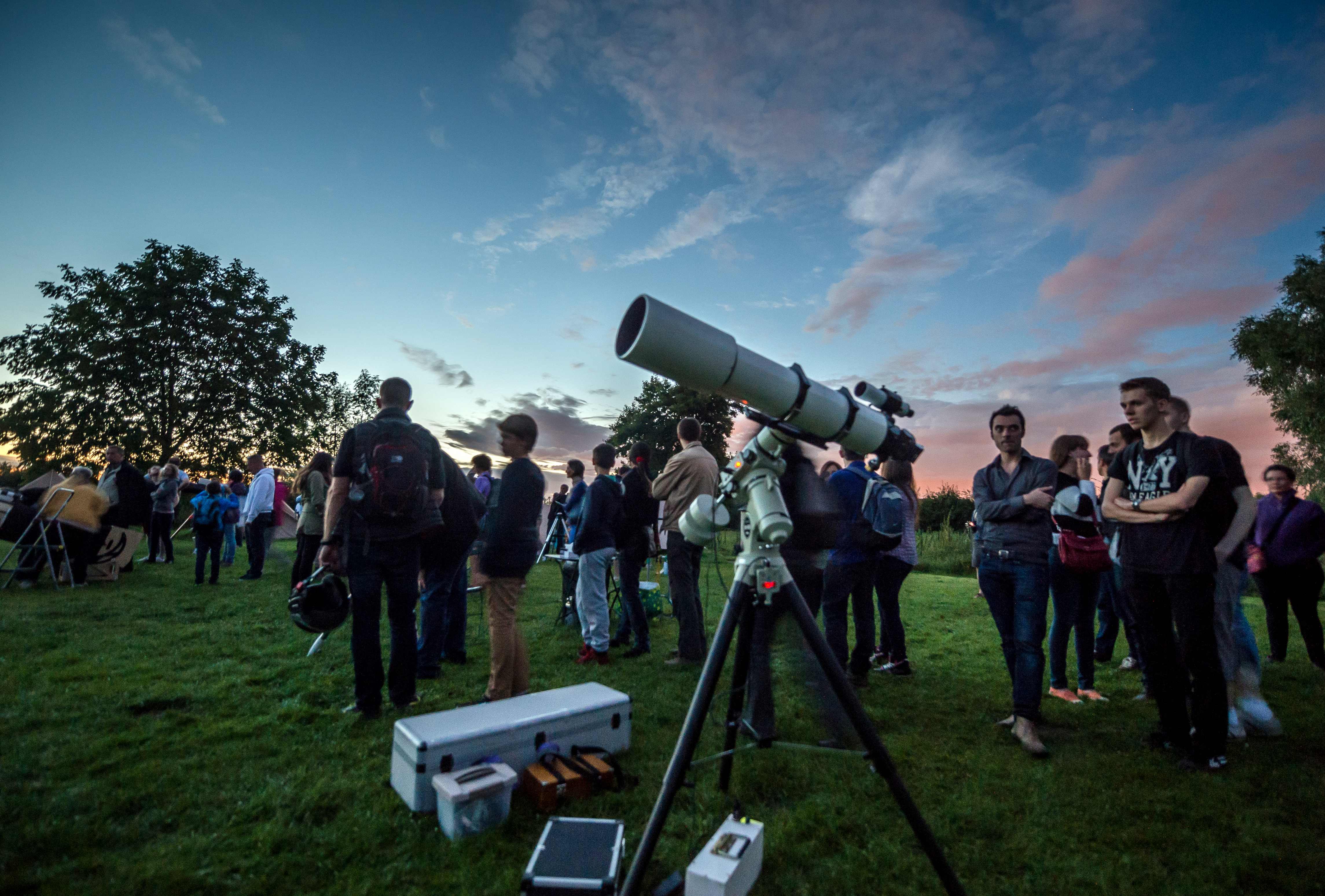Ilustrasi: Para penggemar astronomi di Prancis