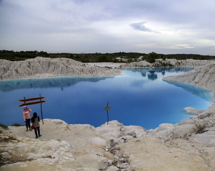 Pengunjung mengamati pemandangan Danau Kaolin di Kobak, Bangka Tengah, Bangka Belitung. Danau Kaolin merupakan bekas tambang timah.
