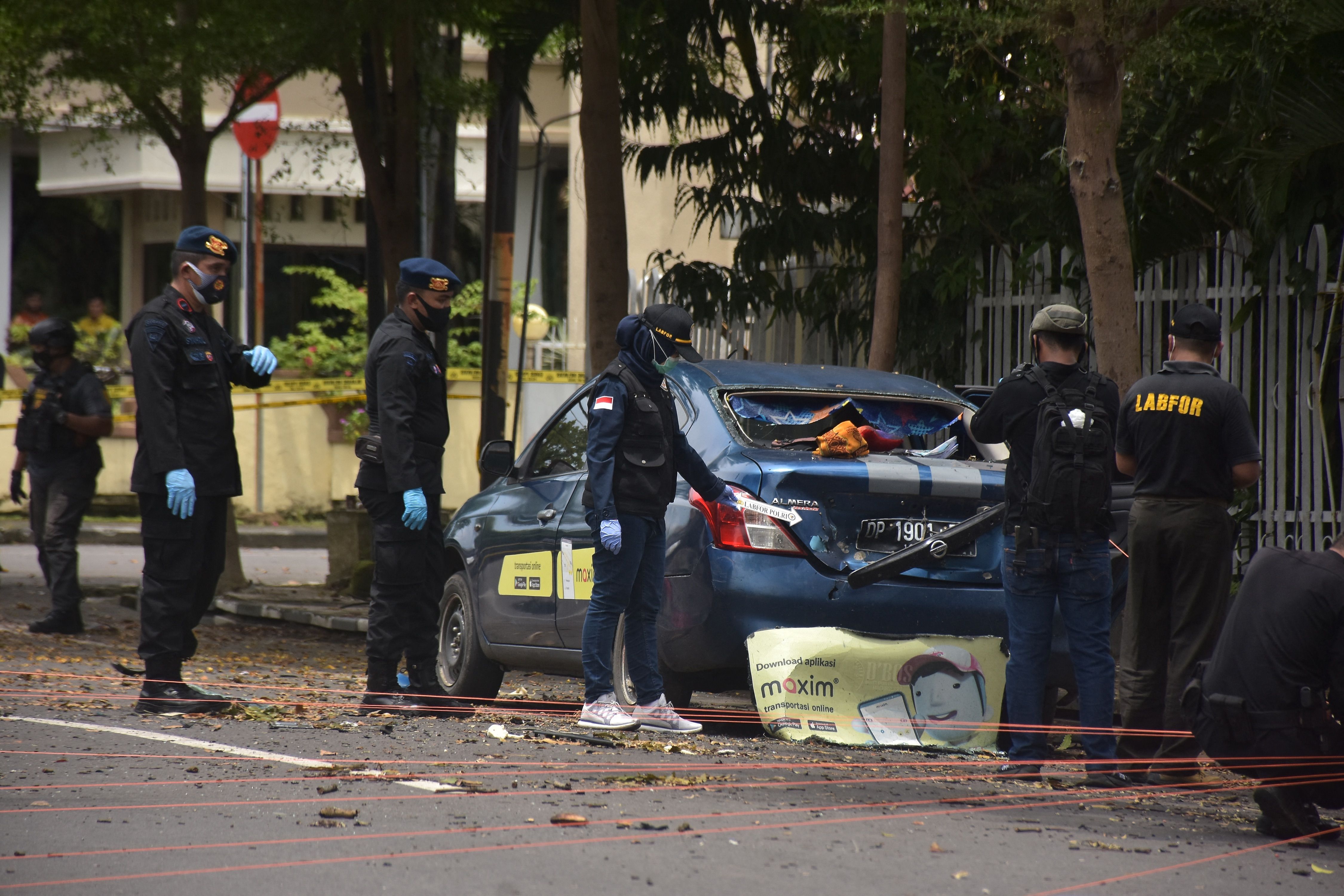 Polisi melakukan olah TKP ledakan bom bunuh diri di depan Gereja Katedral Makassar.