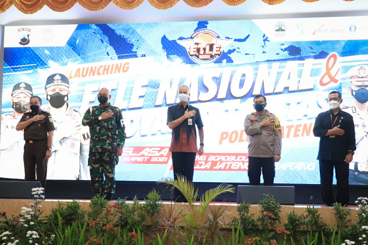 Gubernur Jateng Ganjar Pranowo (tengah).