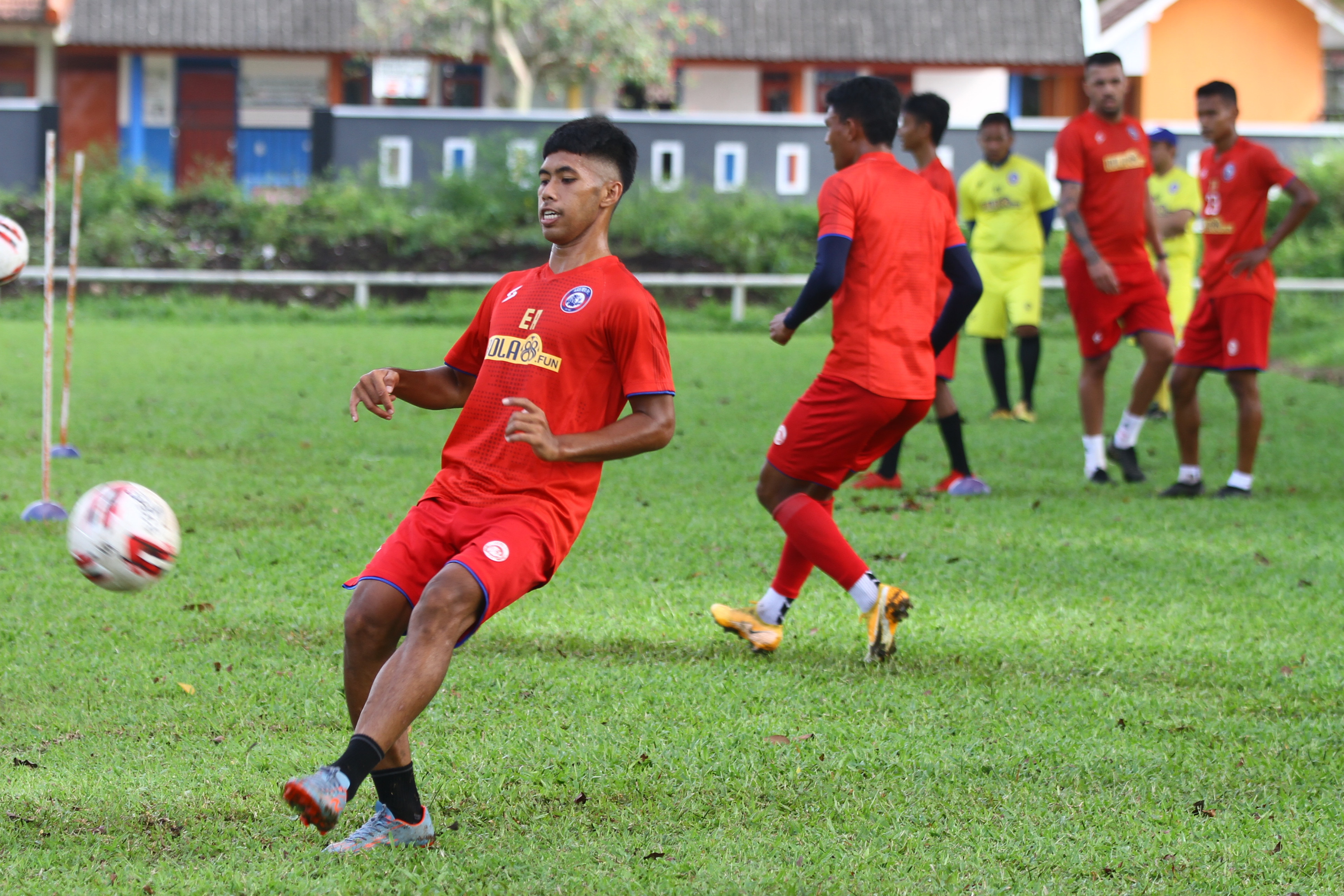 Pesepak bola tim Arema FC saat mengikuti latihan di Stadion Ketawang, Malang.