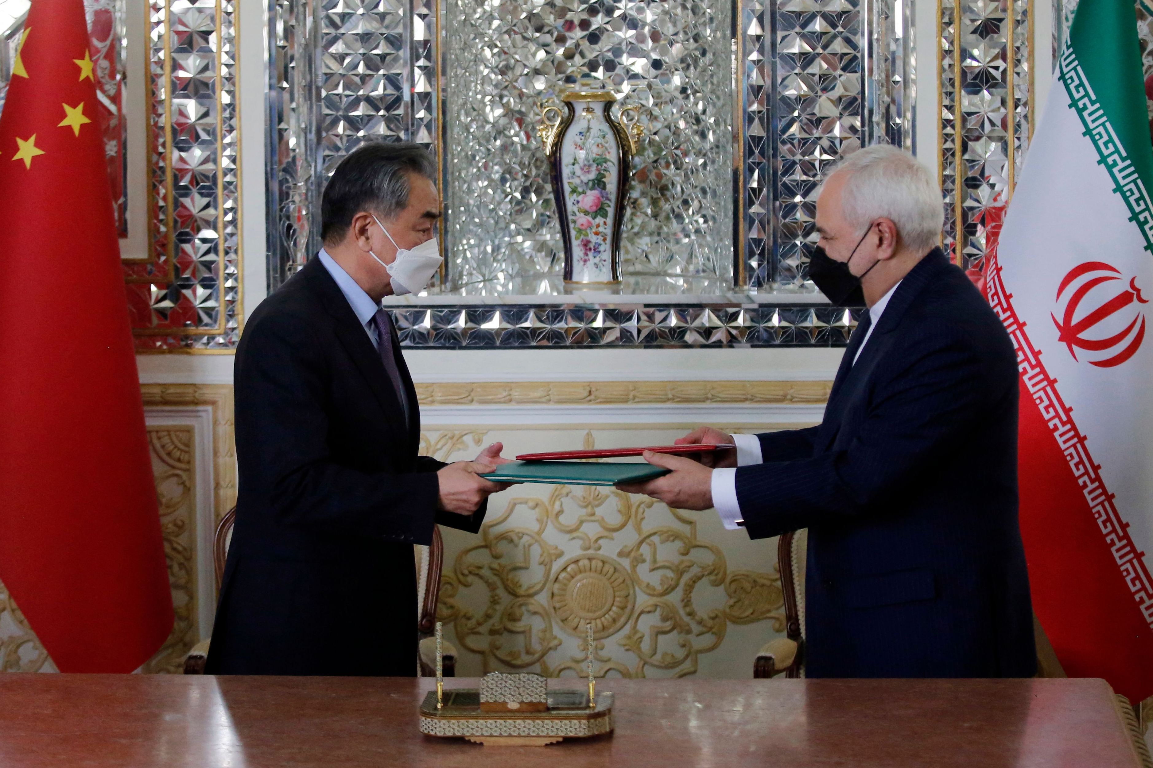 Menterilui Iran Mohammad Javad Zarif (kanan) dan Menlu Tiongkok Wang Yi dalam penandatanganan perjanjian, Teheran, Sabtu (27/3).