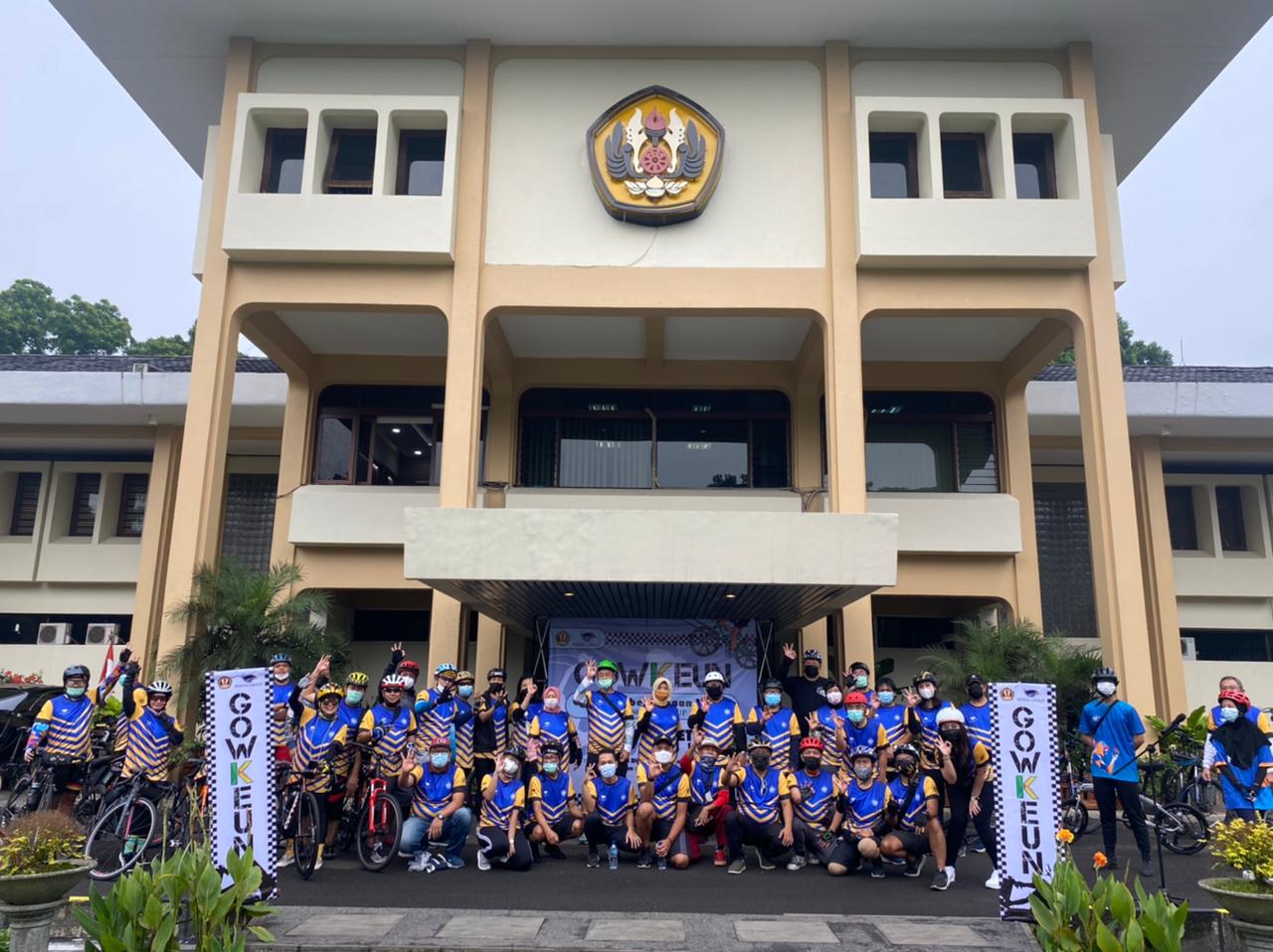 Media Group bersama Unpad menggelar Gowkeun, gowes bersama, yang dimulai di Halaman Rektorat Kampus Unpad, Jalan Dipatiukur No.35, Bandung.