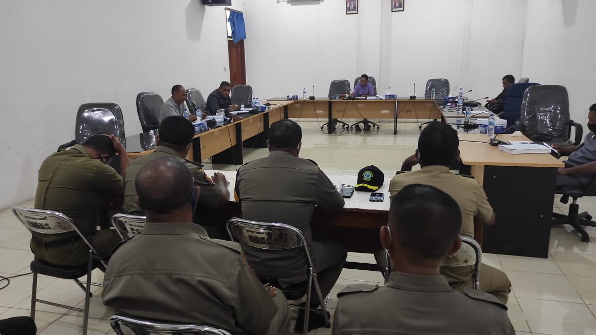 Situasi Pansus  DPRD Sikka dengan Satpol PP Kabupaten Sikka yang berlangsung, Selasa (30/3).