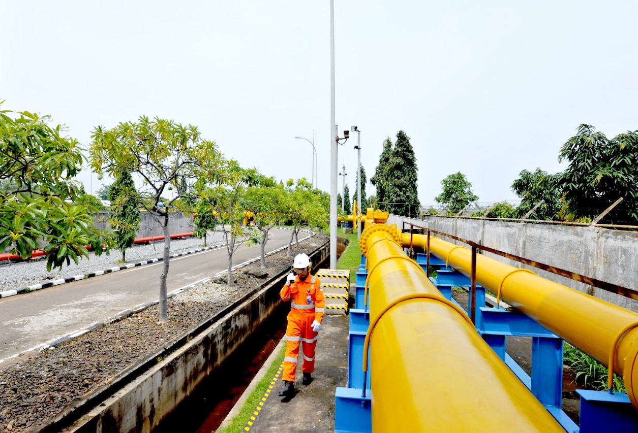 Pegawai PT Perusahaan Gas Negara Tbk (PGN) melakukan inpeksi. 