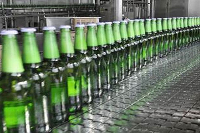 Ilustrasi-Proses pembuatan minuman beralkohol. 