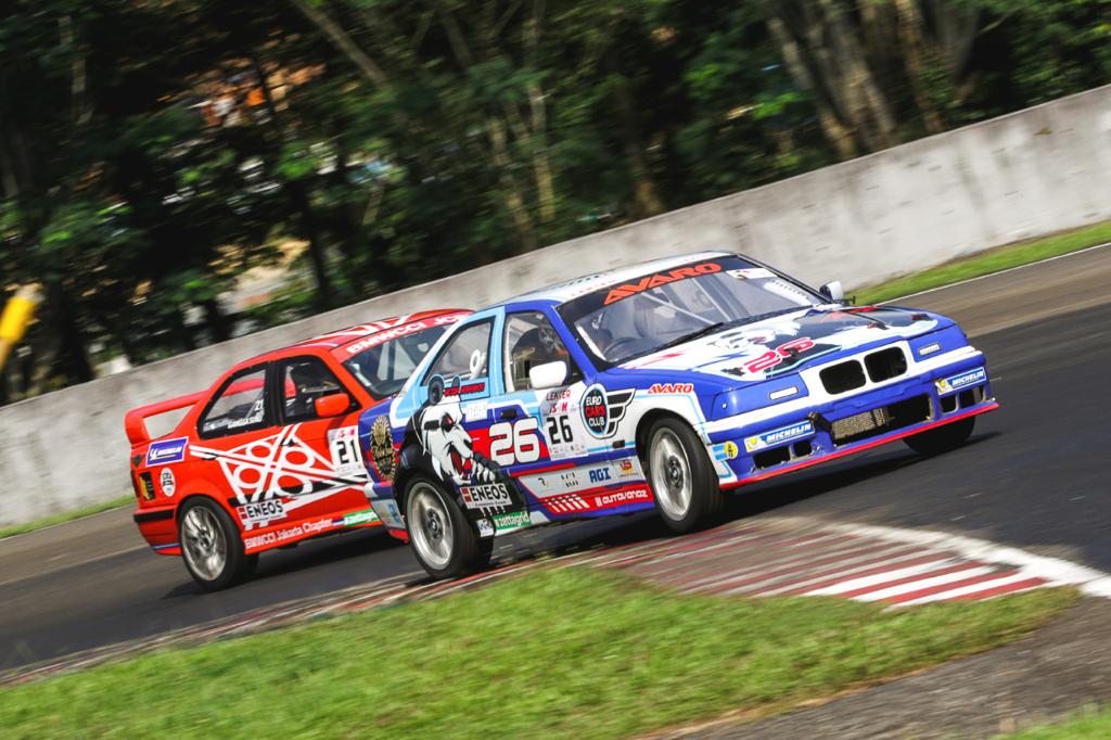 Para pembalap saling bersaing di ajang Indonesian Sentul Series of Motorsport seri pertama 2021.