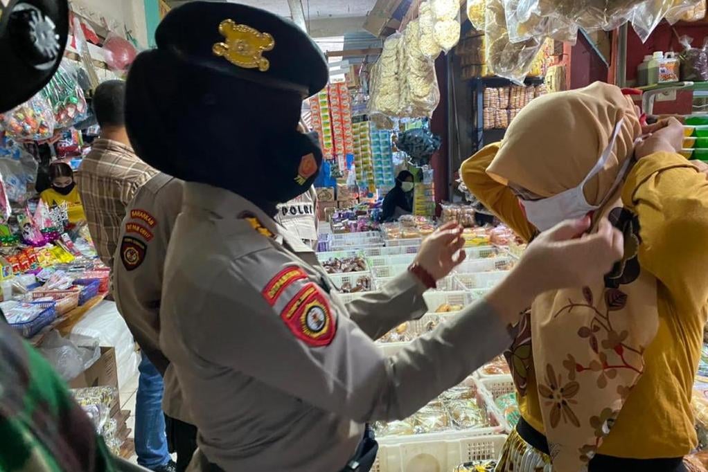 Polda Sumsel terus menyosialisasikan prokes dan pemakaian masker ke pasar tradisional, beberapa waktu lalu.