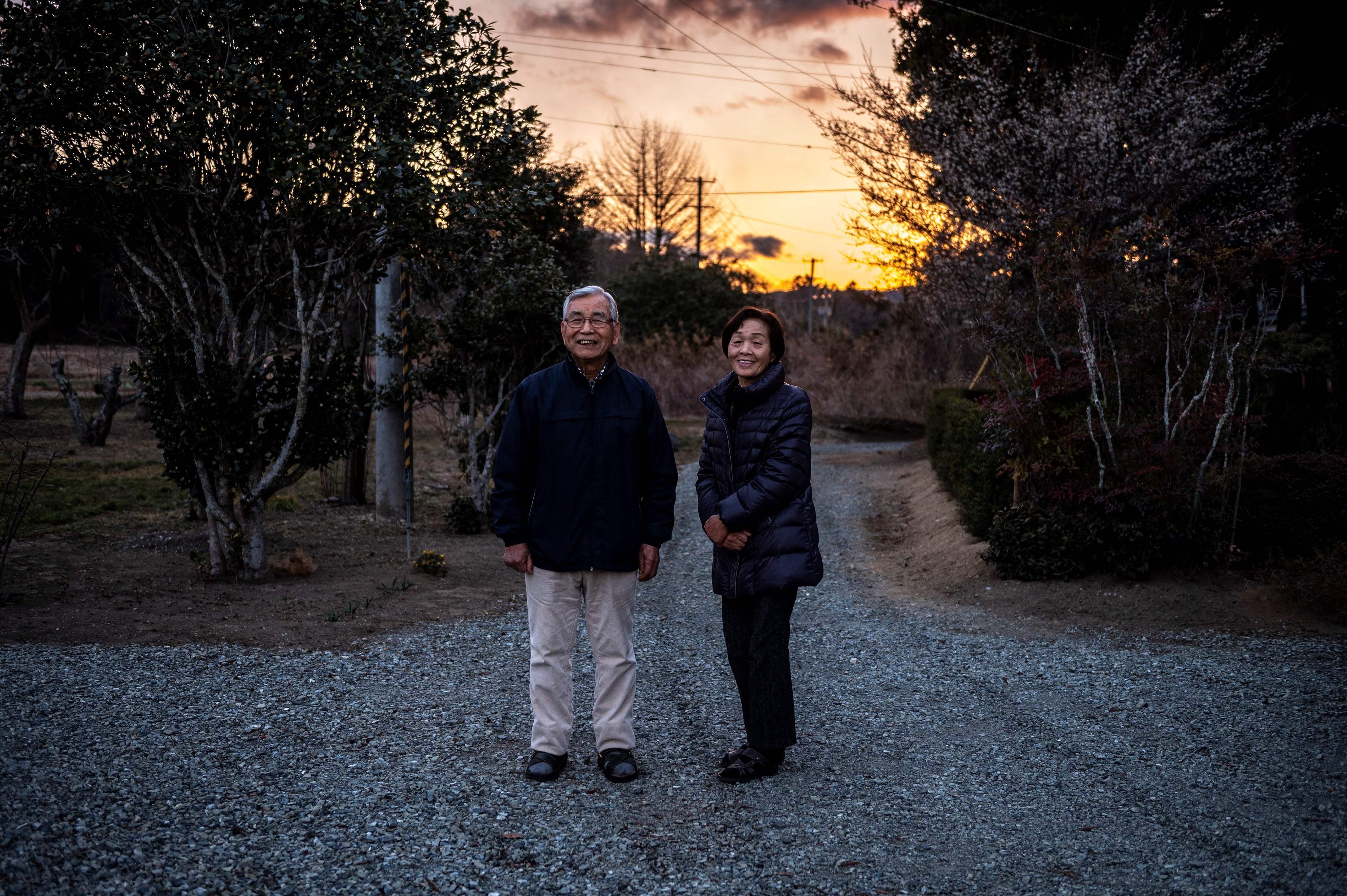 Pasangan suami istri kembali ke Fukushima, Jepang, setelah adanya larangan tinggal terkait radiasi nuklir.