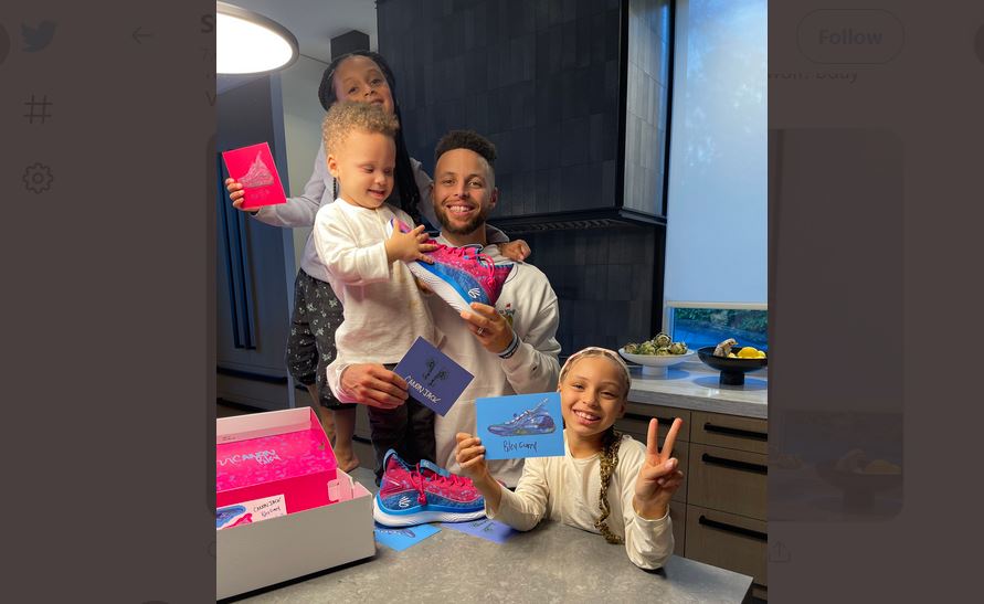 Bintang Golden State Warriors Stephen Curry bersama ketiga anaknya memamerkan kado ulang tahunnya, sepatu yang didesain anak-anaknya.