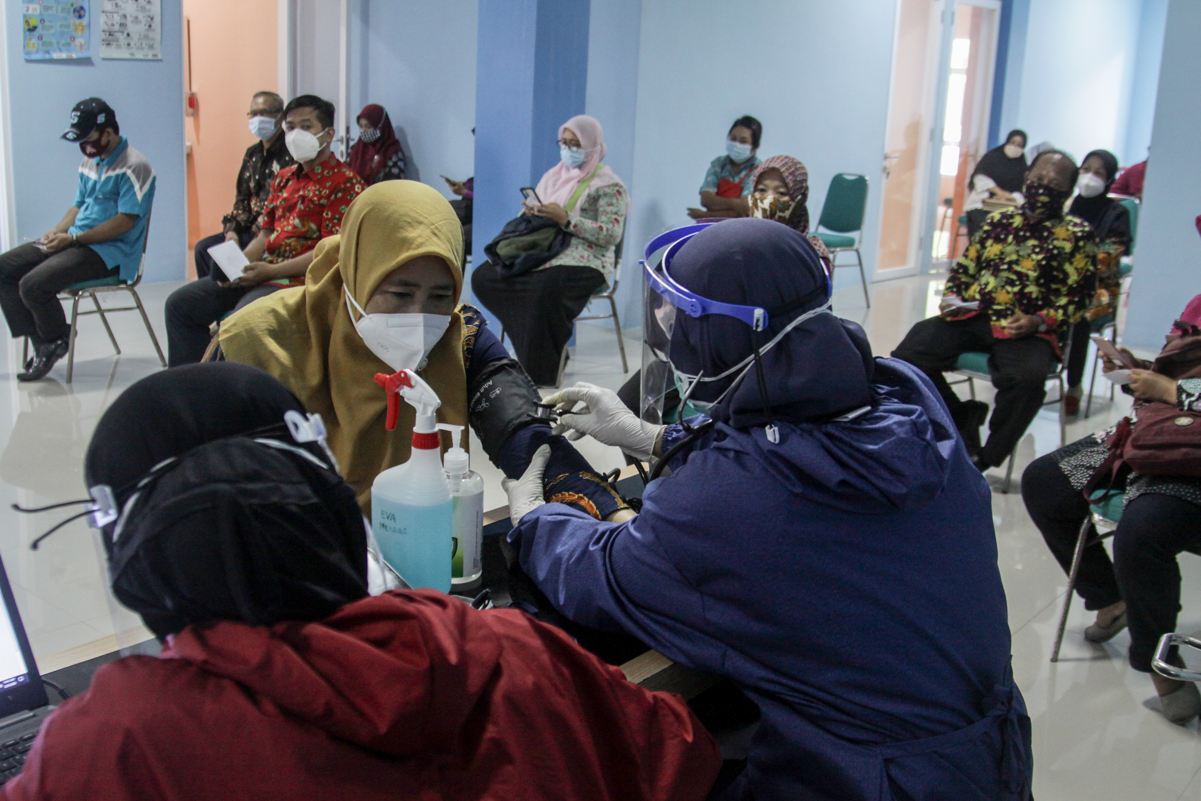 Sejumlah guru di jawa timur menjalani vaksinasi Covid-19