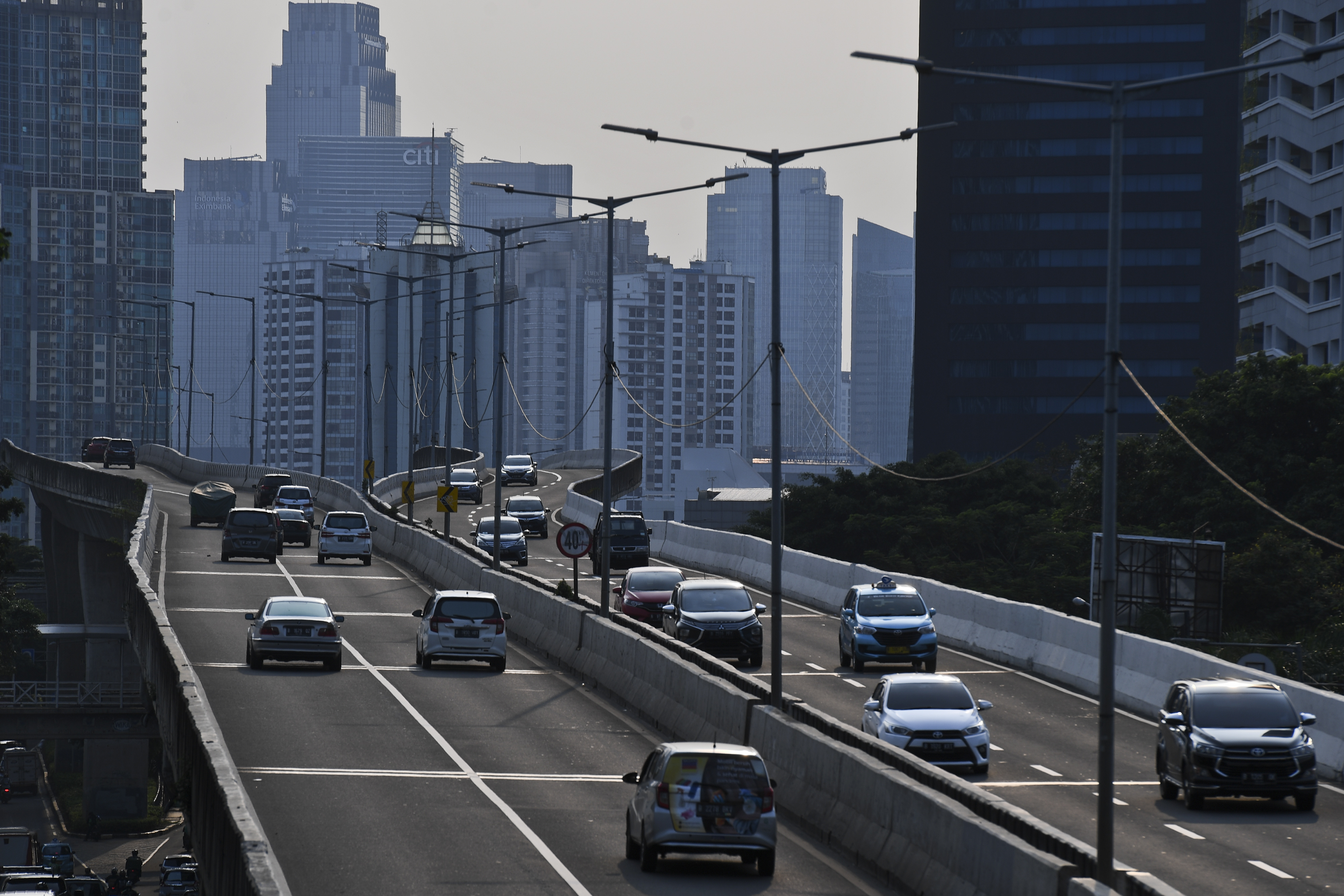 Pengendara mobil melintasi Jalan Layang Non Tol Kampung Melayu-Tanah Abang, Jakarta.