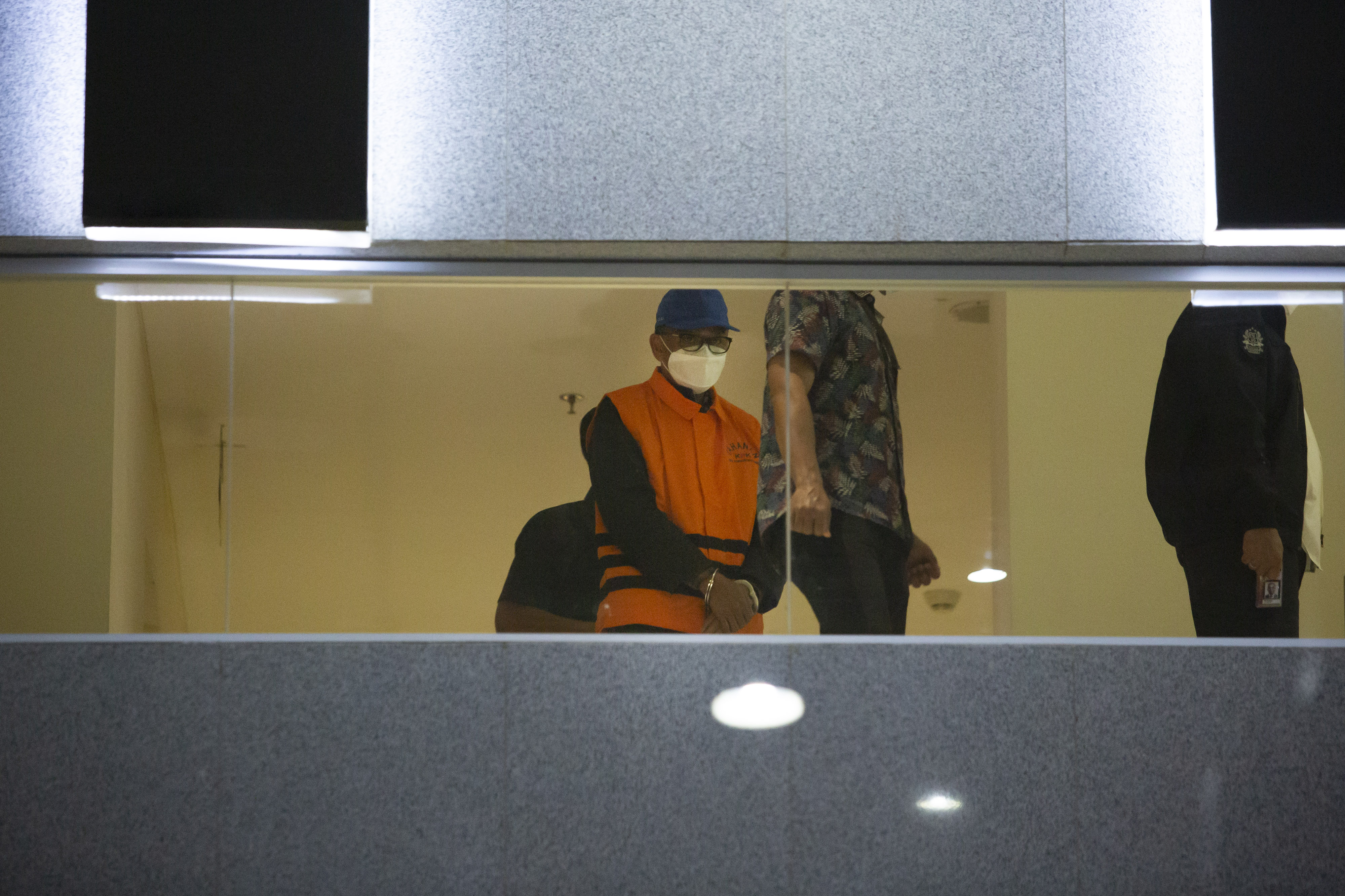 Gubernur Sulawesi Selatan Nurdin Abdullah (Rompi oranye)