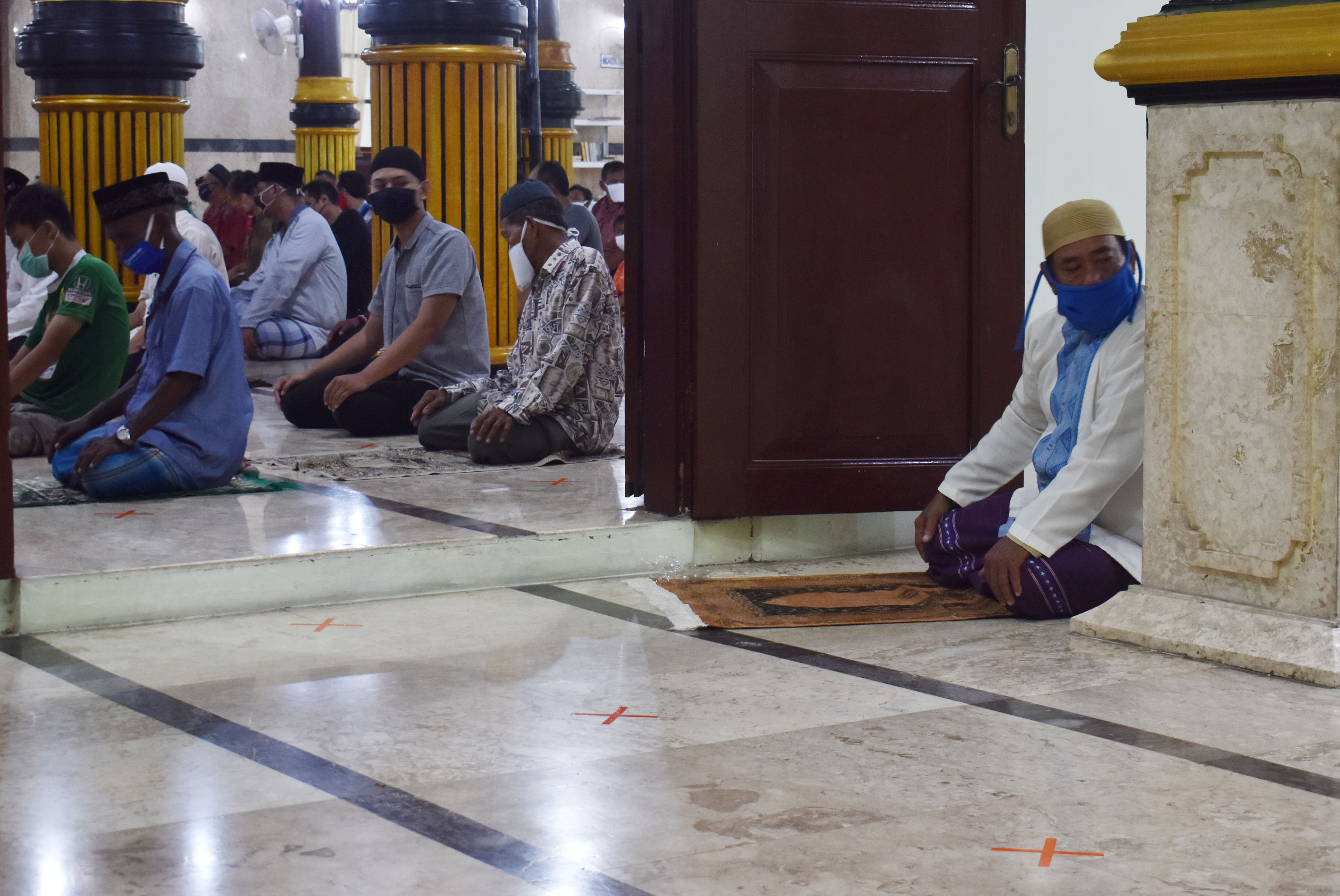  Umat Islam melaksanakan salat Tarawih di Masjid Agung Baitul Hakim, Kota Madiun, Jawa Timur, Kamis (23/4/2020). 