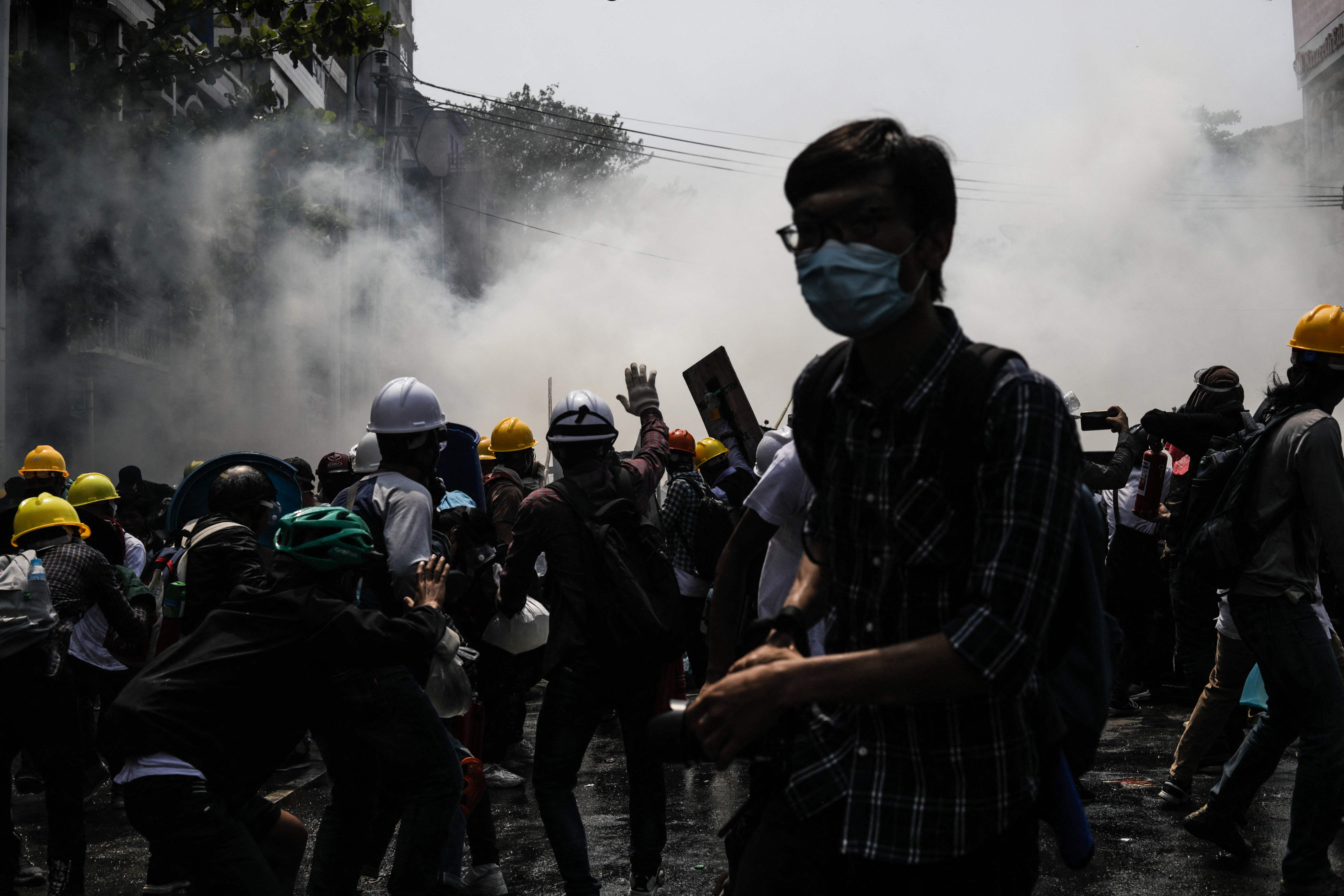Pengunjukrasa ditembak dengan gas air mata oleh militer Myanmar di Yangoon.