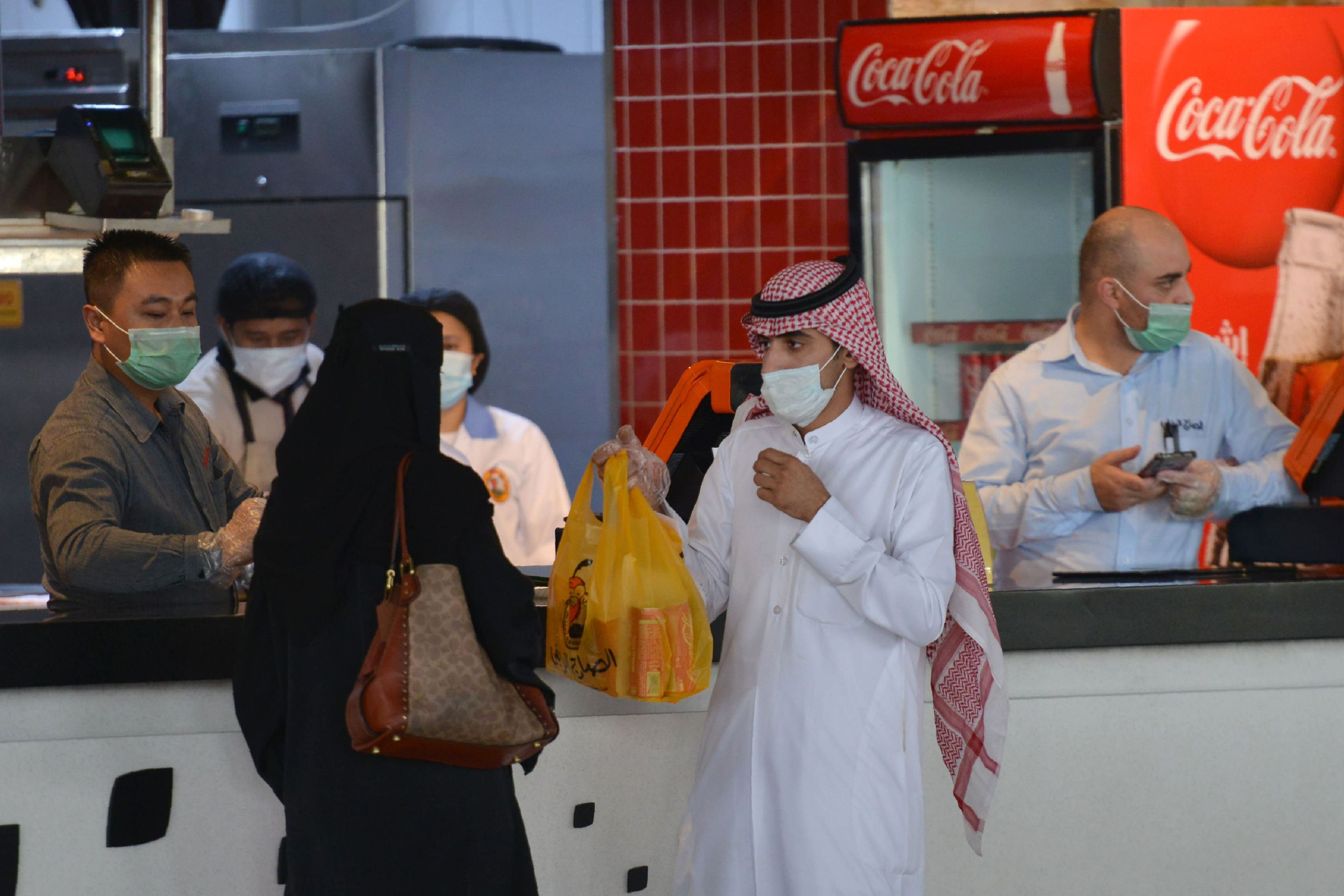 Pasangan Saudi mengambil pesanan dari restoran di mal, Riyadh, beberapa waktu lalu. 