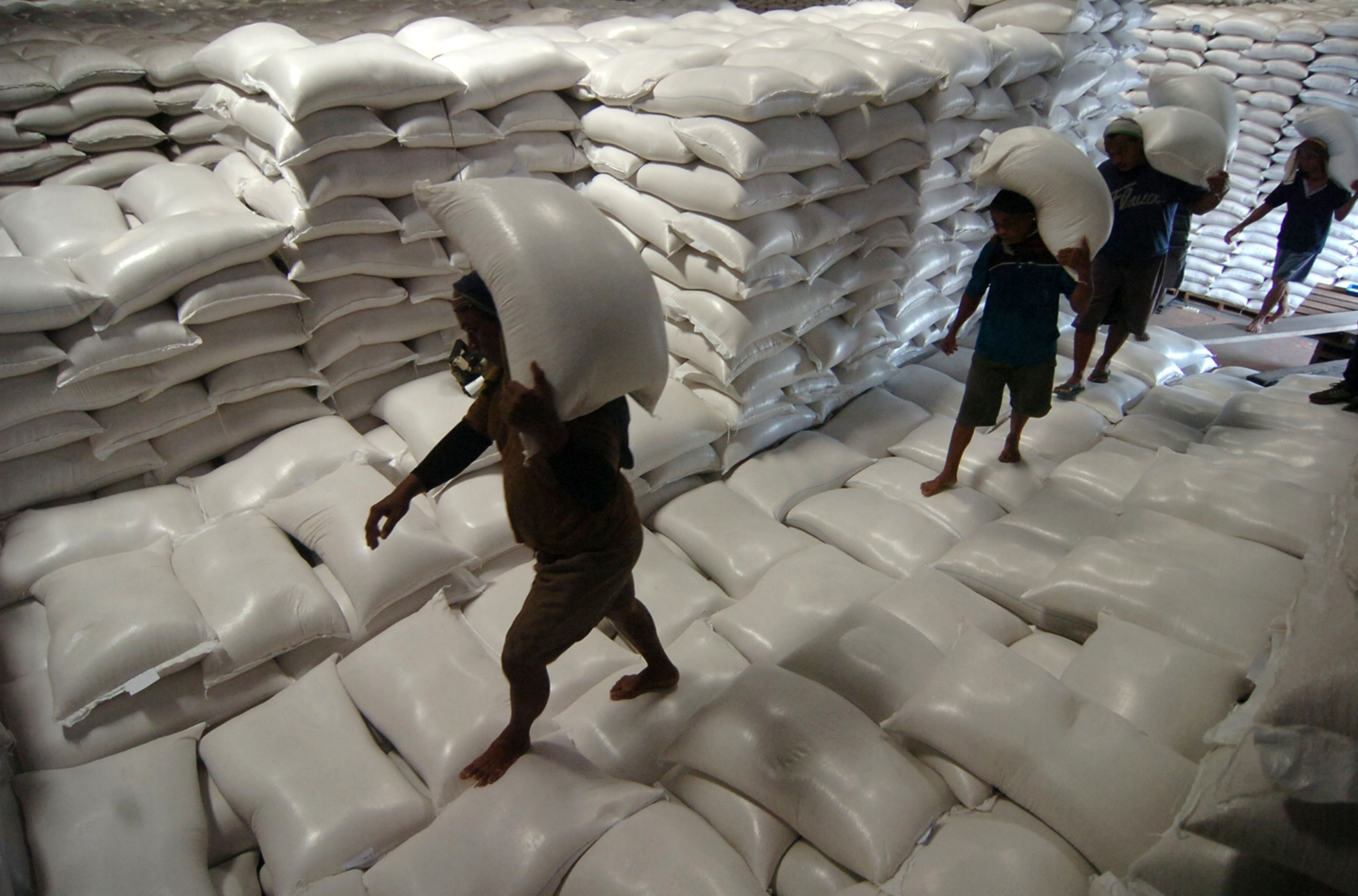 Pekerja mengangkut beras di Gudang Bulog Sub Divre VI Pekalongan, Munjungagung, Kabupaten Tegal, Jawa Tengah, Jumat (12/3/2021).