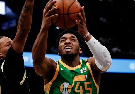 Pemain Utah Jazz Donovan Mitchell melakukan lay up dalam laga NBA melawan Toronto Raptors.